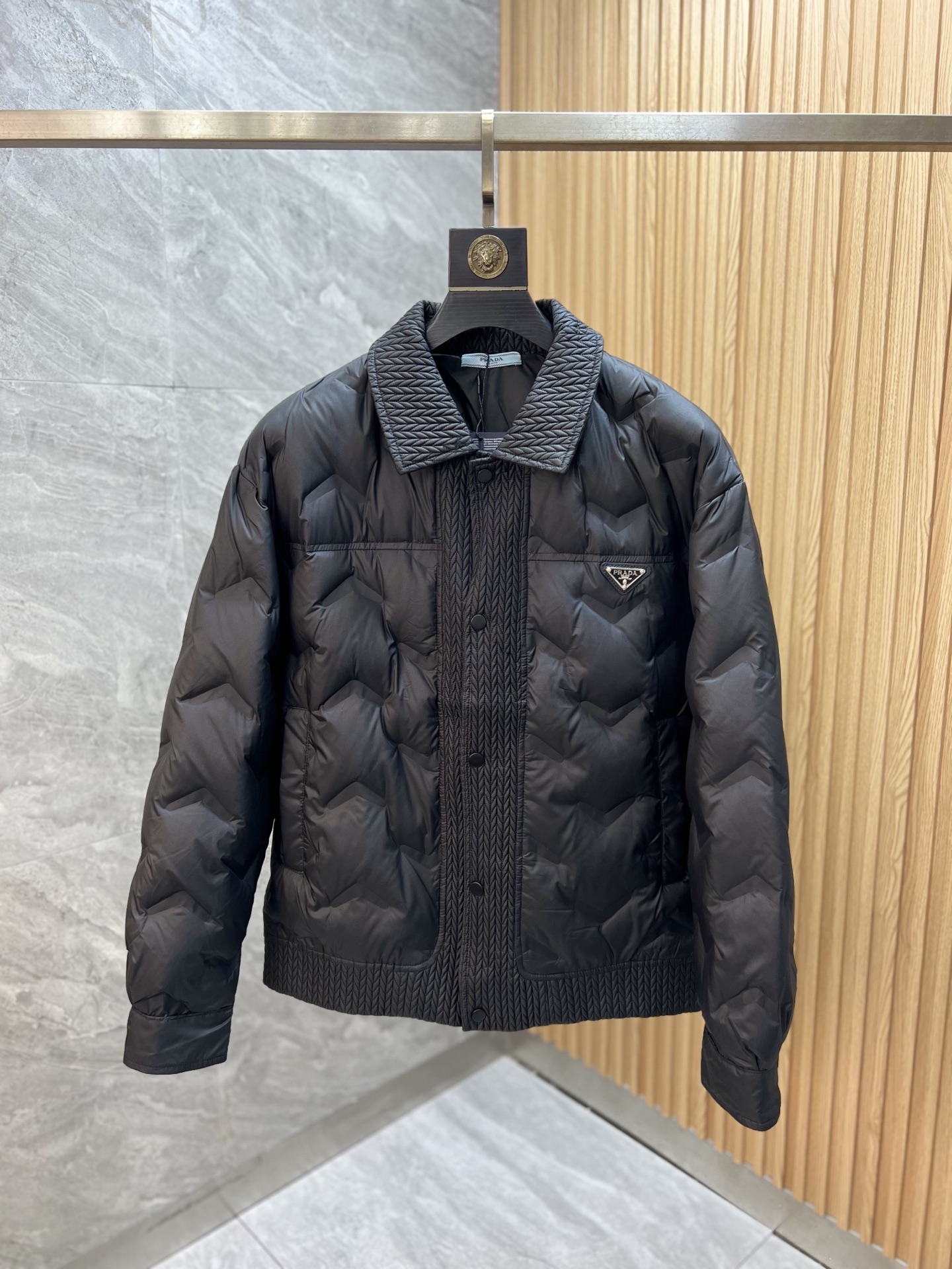 NO:681847,Prada/Prada 2025 new autumn and winter new products, complete with three labels, down jackets, good products, no need to introduce too much, look at the details, counter size M-XXXL /140 recommended L,, prada, prada, down jacket,19860909Prada/普拉达 2025年秋冬新品上新 三标齐全 羽绒服 好货不用过多介绍 看细节 专柜码数M-XXXL /140建议L,,prada,prada,down jacket,,Men's clothing