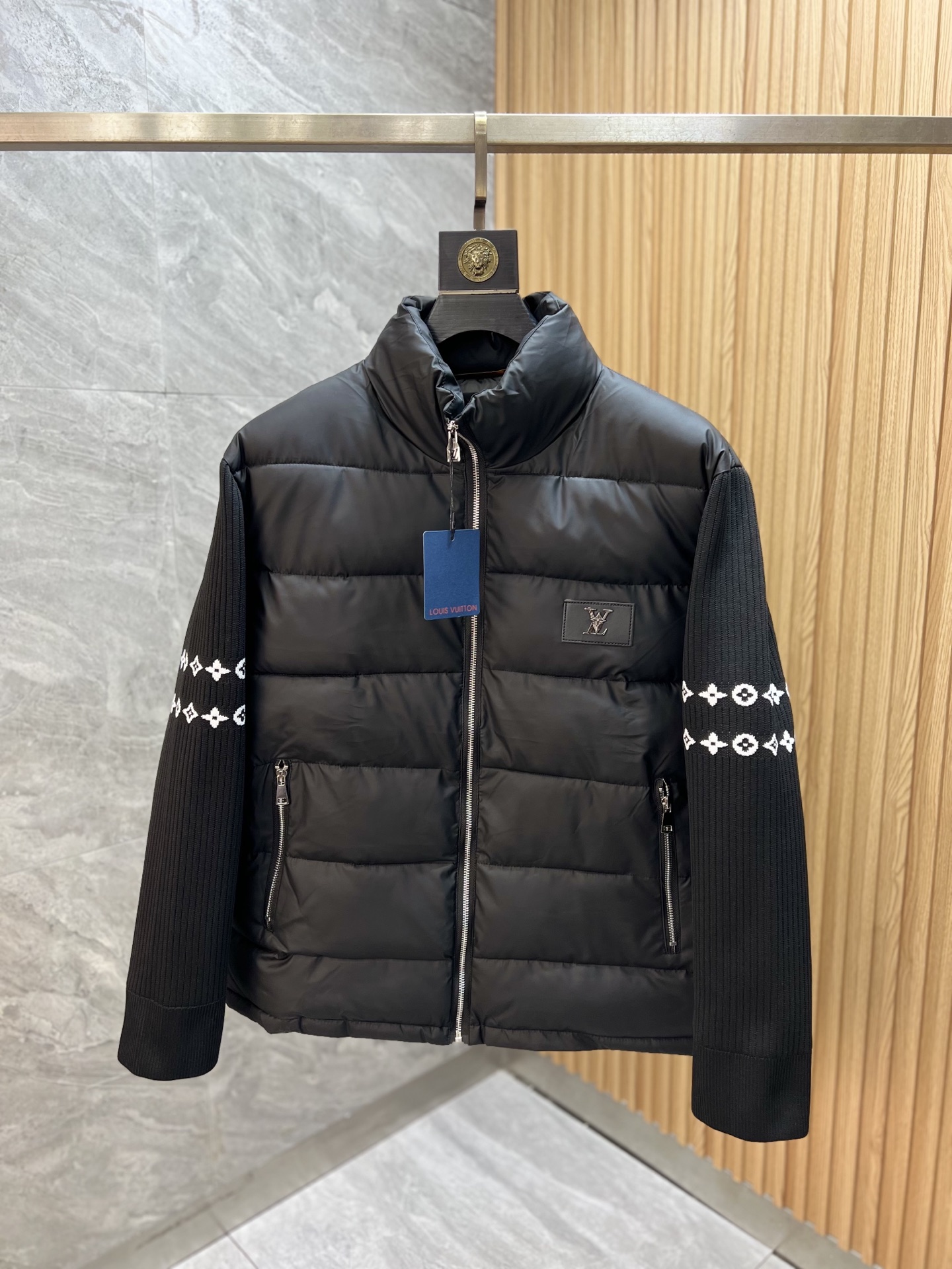 NO:703529,But after the new year, LV/Louis Vuitton will have new products for autumn and winter. The three labels are complete. The full and full 90 white duck down down jacket is a good product that does not need to be introduced too much. Look at the details. Counter size M-XXXL 175/140 recommended L,, louis vuitton, louis vuitton, down jacket,19860909可年后 LV/路易威登 年秋冬新品上新 三标齐全 充实饱满90白鸭绒 羽绒服 好货不用过多介绍 看细节 专柜码数M-XXXL 175/140建议L,,louis vuitton,louis vuitton,down jacket,,Men's clothing