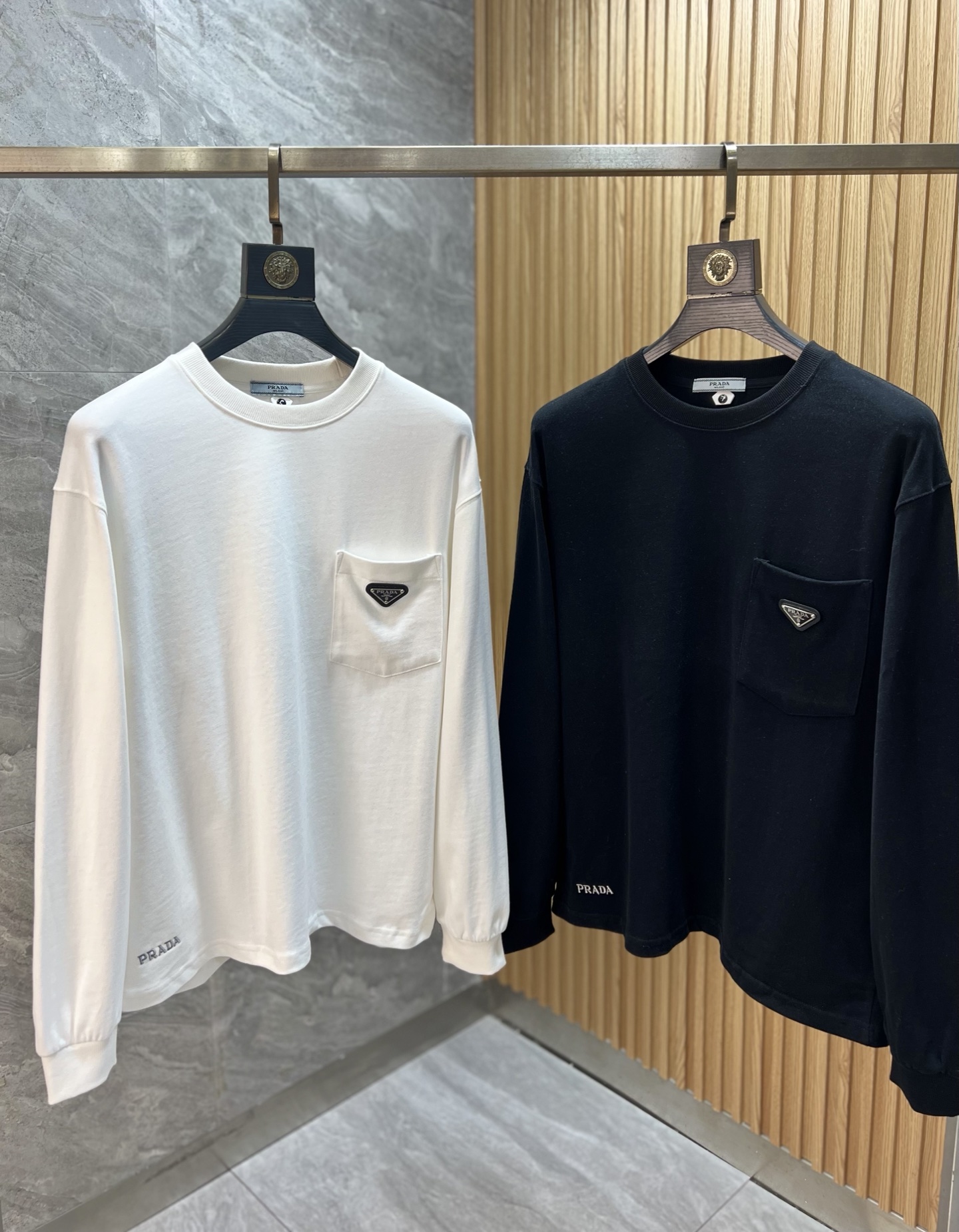 NO:681819,Prada/Prada 2025 autumn and winter new products, complete with three standards, round neck sweatshirt, good product, no need to introduce too much, look at the details, counter size M-XXXL /140 recommended L,, prada, prada, hoodie, sweatshirts,19860909Prada/普拉达 2025秋冬新品 三标齐全 圆领卫衣 好货不用过多介绍 看细节 专柜码数 M-XXXL /140建议L,,prada,prada,hoodie,sweatshirts,,Men's clothing