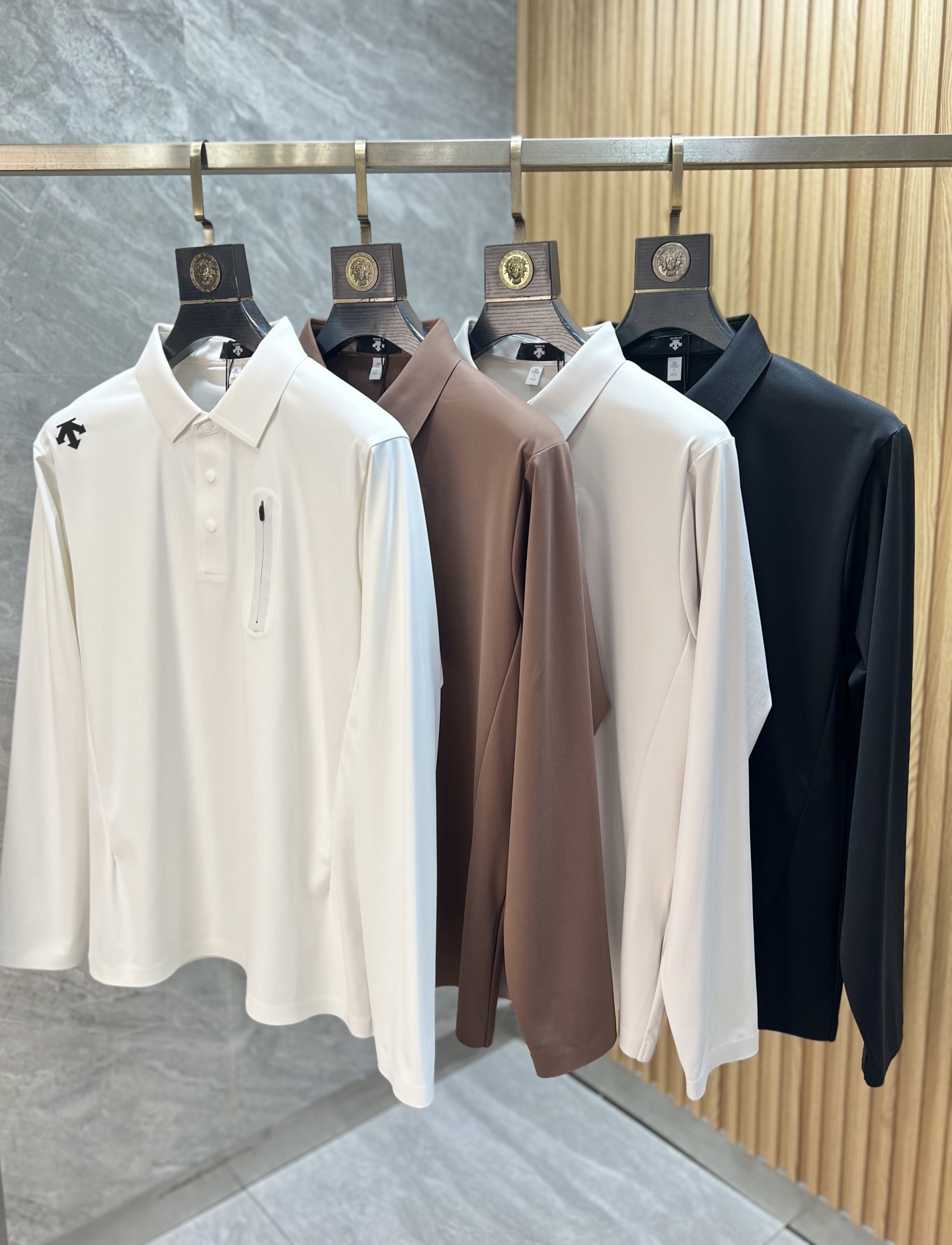 NO:681823,Descente's 2025 autumn and winter new products, complete with three labels, lapel long-sleeved polo shirt, good product, no need to introduce too much, look at the details, counter size M-XXXL /140 recommended L,,19860909迪桑特 2025秋冬新品 三标齐全 翻领长袖polo衫 好货不用过多介绍 看细节 专柜码数 M-XXXL /140建议L,,,Men's clothing