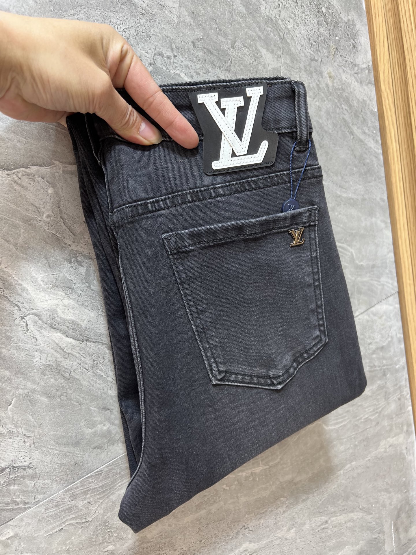 NO:681820,LV/Louis Vuitton 2025 autumn and winter new products, complete with three labels, jeans, good products, no need to introduce too much, look at the details, the counter size is 29-38/140, upper body size 32,, louis vuitton, louis vuitton, jeans,19860909LV/路易威登 2025秋冬新品 三标齐全 牛仔裤 好货不用过多介绍 看细节 专柜码数29-38 /140上身32码,,louis vuitton,louis vuitton,jeans,,Men's clothing