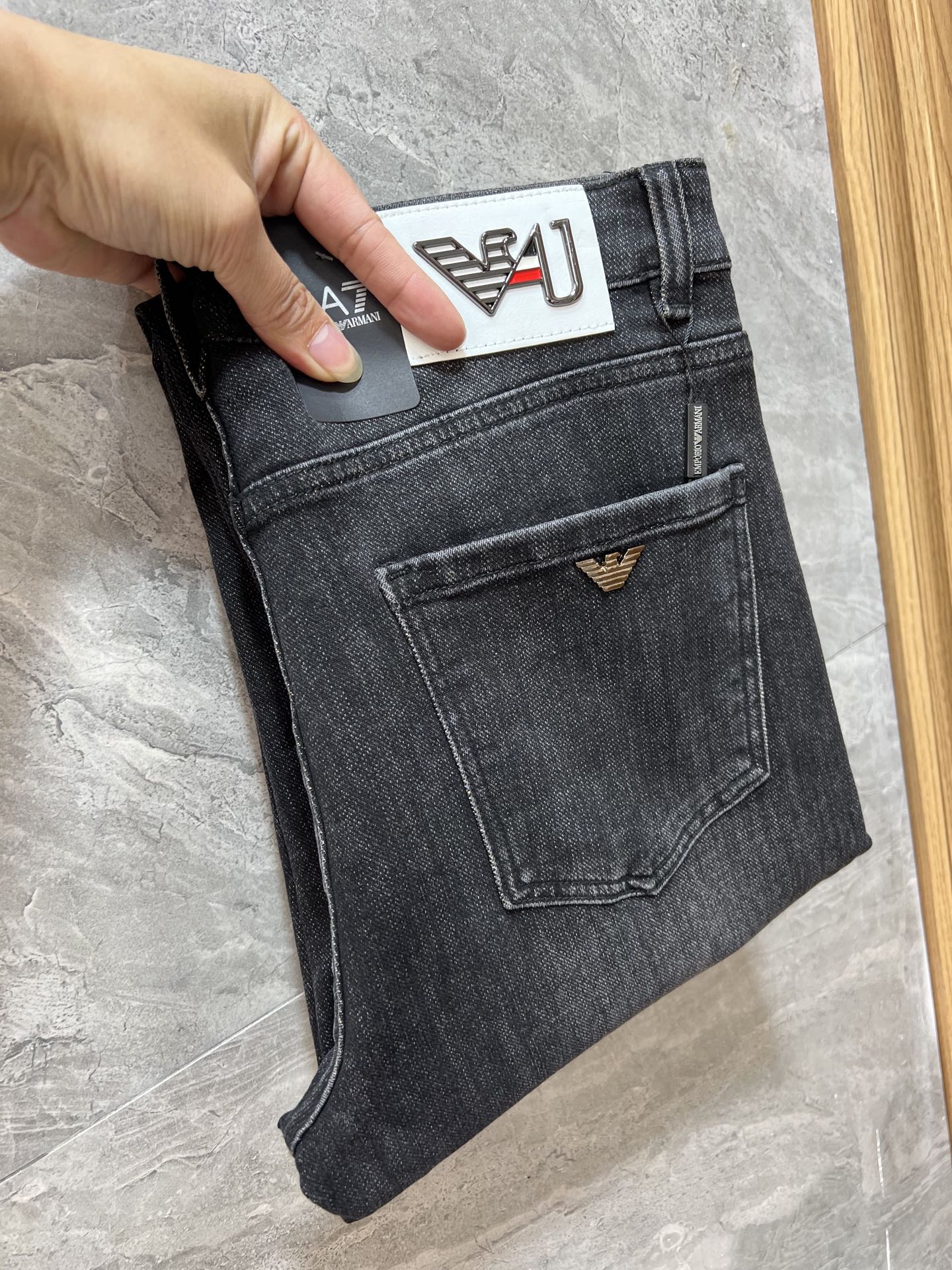 NO:681825,Armani/Armani 2025 autumn and winter new products, complete with three labels, jeans, good products, no need to introduce too much, look at the details, the counter size is 29-38/140, upper body size 32,,armani,armani,jeans,19860909Armani/阿玛尼 2025秋冬新品 三标齐全 牛仔裤 好货不用过多介绍 看细节 专柜码数29-38 /140上身32码,,armani,armani,jeans,,Men's clothing