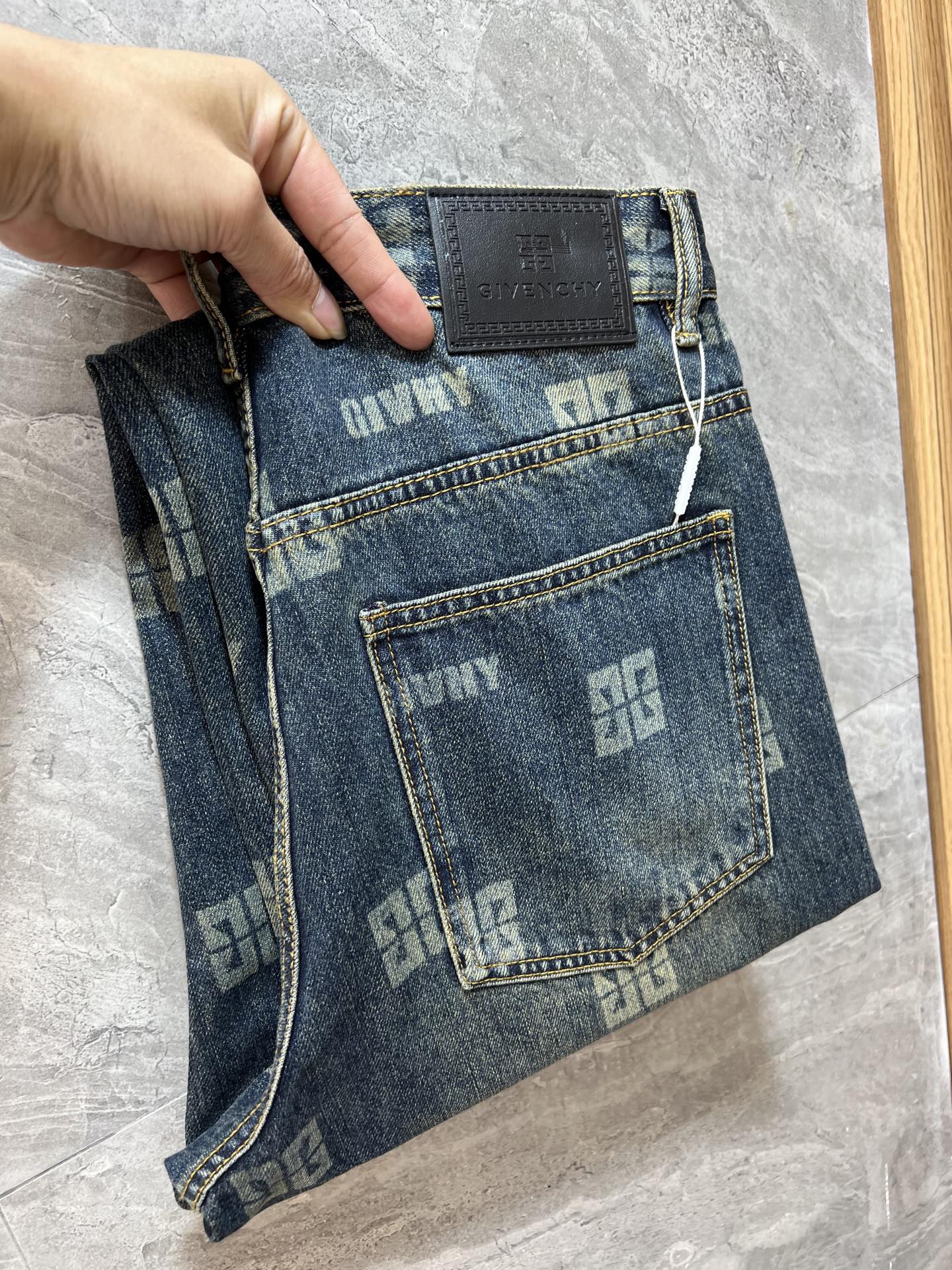 NO:681826,give/Givenchy 2025 autumn and winter new products, complete with three labels, jeans, good products, no need to introduce too much, look at the details, the counter size is 29-38/140, upper body size 32,,givenchy,givenchy,jeans,19860909give/纪梵希 2025秋冬新品 三标齐全 牛仔裤 好货不用过多介绍 看细节 专柜码数29-38 /140上身32码,,givenchy,givenchy,jeans,,Men's clothing