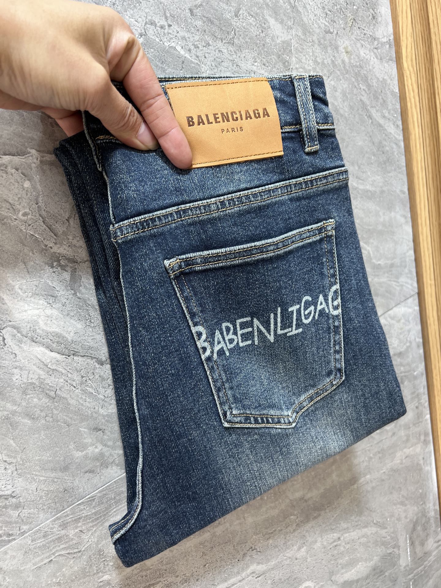 NO:681830,Balenciaga/Balenciaga 2025 autumn and winter new products, complete with three labels, jeans, good products, no need to introduce too much, look at the details, counter size 29-38/140 upper body size 32,,balenciaga,balenciaga,jeans,19860909Balenciaga/巴黎世家 2025秋冬新品 三标齐全 牛仔裤 好货不用过多介绍 看细节 专柜码数29-38 /140上身32码,,balenciaga,balenciaga,jeans,,Men's clothing