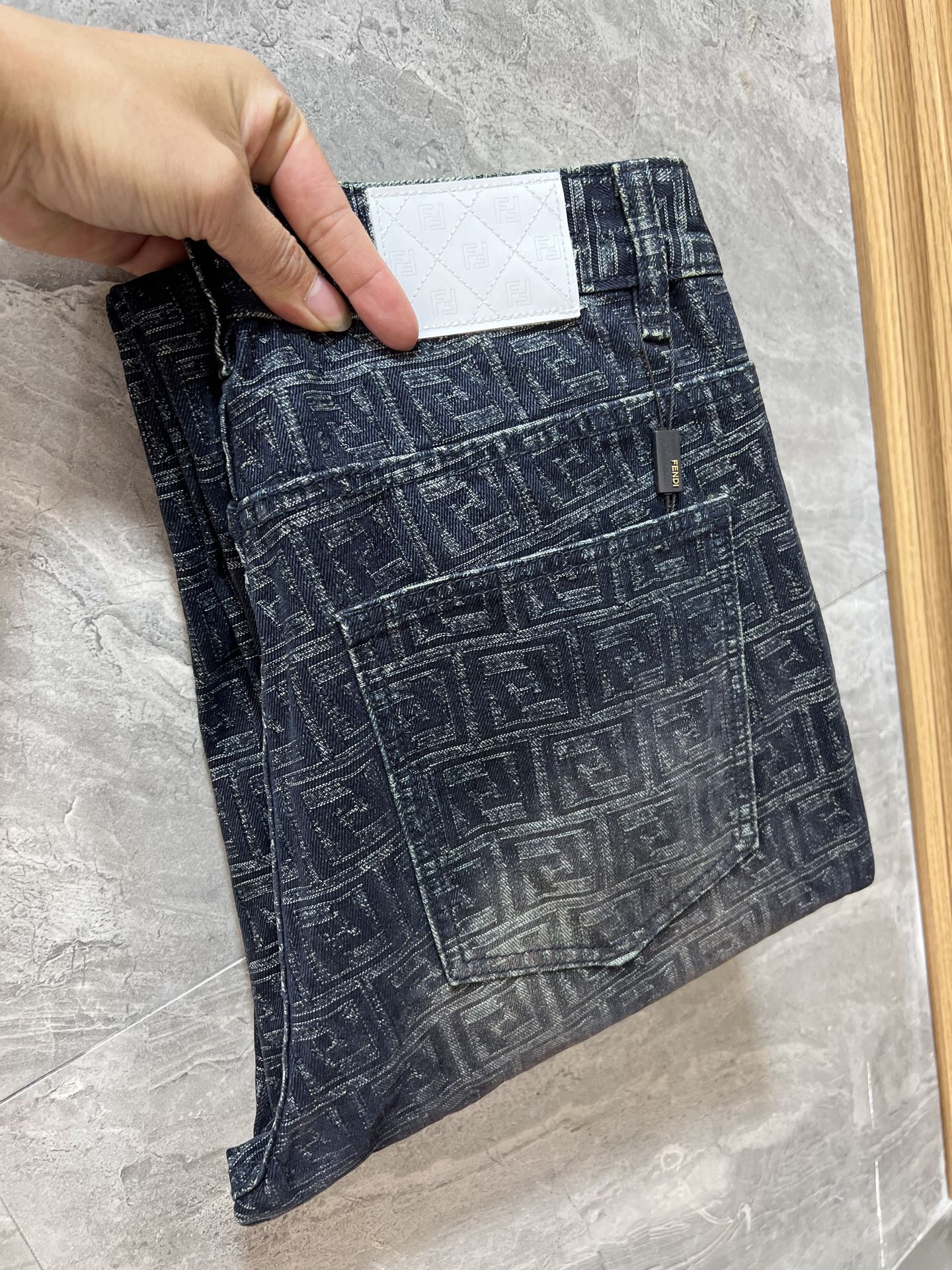 NO:681832,Fendi/Fendi 2025 autumn and winter new products, complete with three labels, jeans, good products, no need to introduce too much, look at the details, counter size 29-38/140 upper body size 32,,fendi,fendi,jeans,19860909Fendi/芬迪 2025秋冬新品 三标齐全 牛仔裤 好货不用过多介绍 看细节 专柜码数29-38 /140上身32码,,fendi,fendi,jeans,,Men's clothing