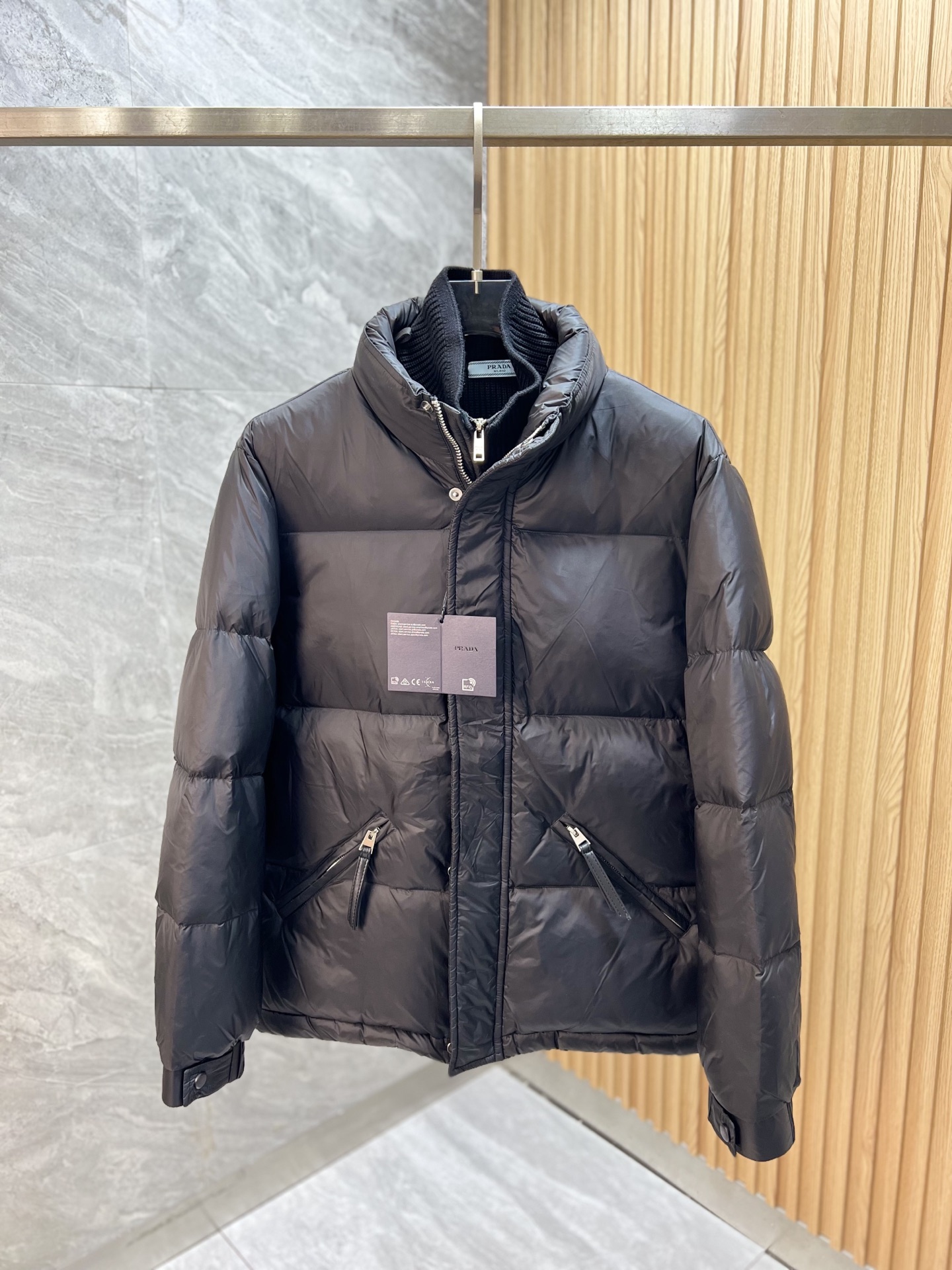 NO:681863,Prada/Prada 2025 new autumn and winter new products, complete with three labels, down jackets, good products, no need to introduce too much, look at the details, counter size M-XXXL /140 recommended L,, prada, prada, down jacket,19860909Prada/普拉达 2025年秋冬新品上新 三标齐全 羽绒服 好货不用过多介绍 看细节 专柜码数M-XXXL /140建议L,,prada,prada,down jacket,,Men's clothing