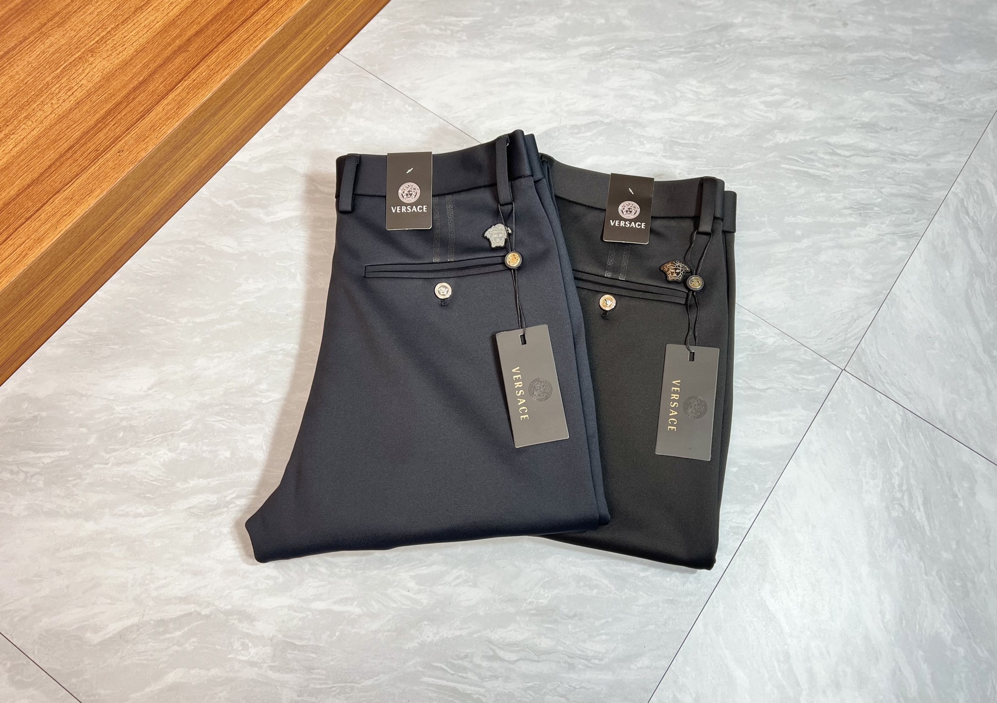 NO:683394,Versace/Versace 2025 autumn and winter new products, complete with three labels, trousers, casual pants, good products, no need to introduce too much, look at the details, counter size 29-38/140, upper body 32,,versace,versace,19860909Versace/范思哲 2025秋冬新品 三标齐全 西裤 休闲裤 好货不用过多介绍 看细节 专柜码数29-38 /140上身32,,versace,versace,,Men's clothing