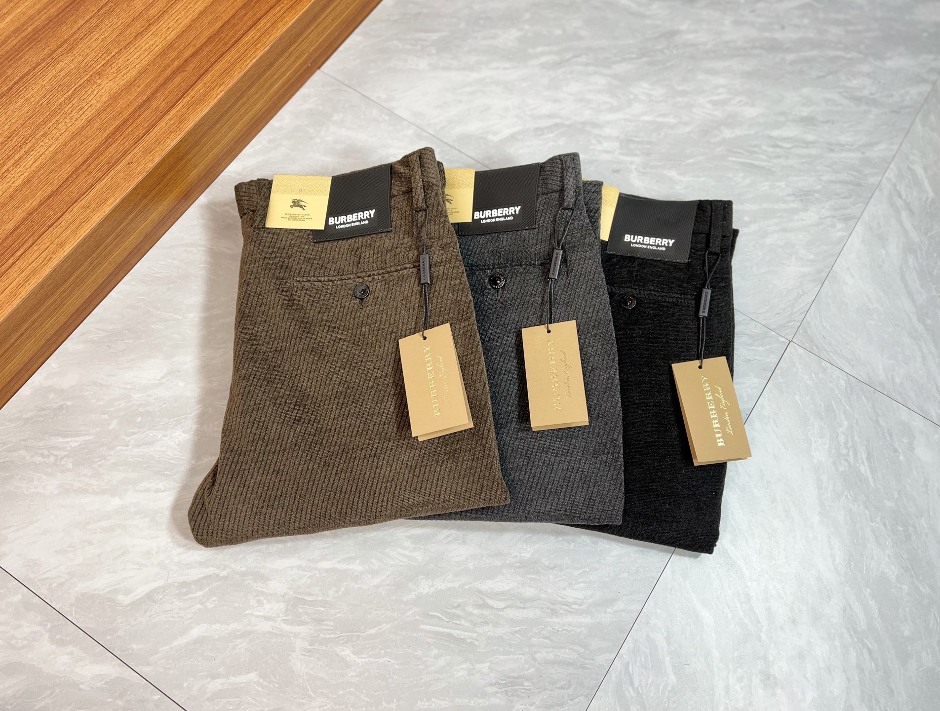 NO:683411,Burberry/Burberry 2025 autumn and winter new products, complete with three labels, trousers, casual pants, good products without too much introduction, look at the details, counter size 29-38/140, upper body 32,, burberry, burberry,19860909Burberry/巴宝莉 2025秋冬新品 三标齐全 西裤 休闲裤 好货不用过多介绍 看细节 专柜码数29-38 /140上身32,,burberry,burberry,,Men's clothing