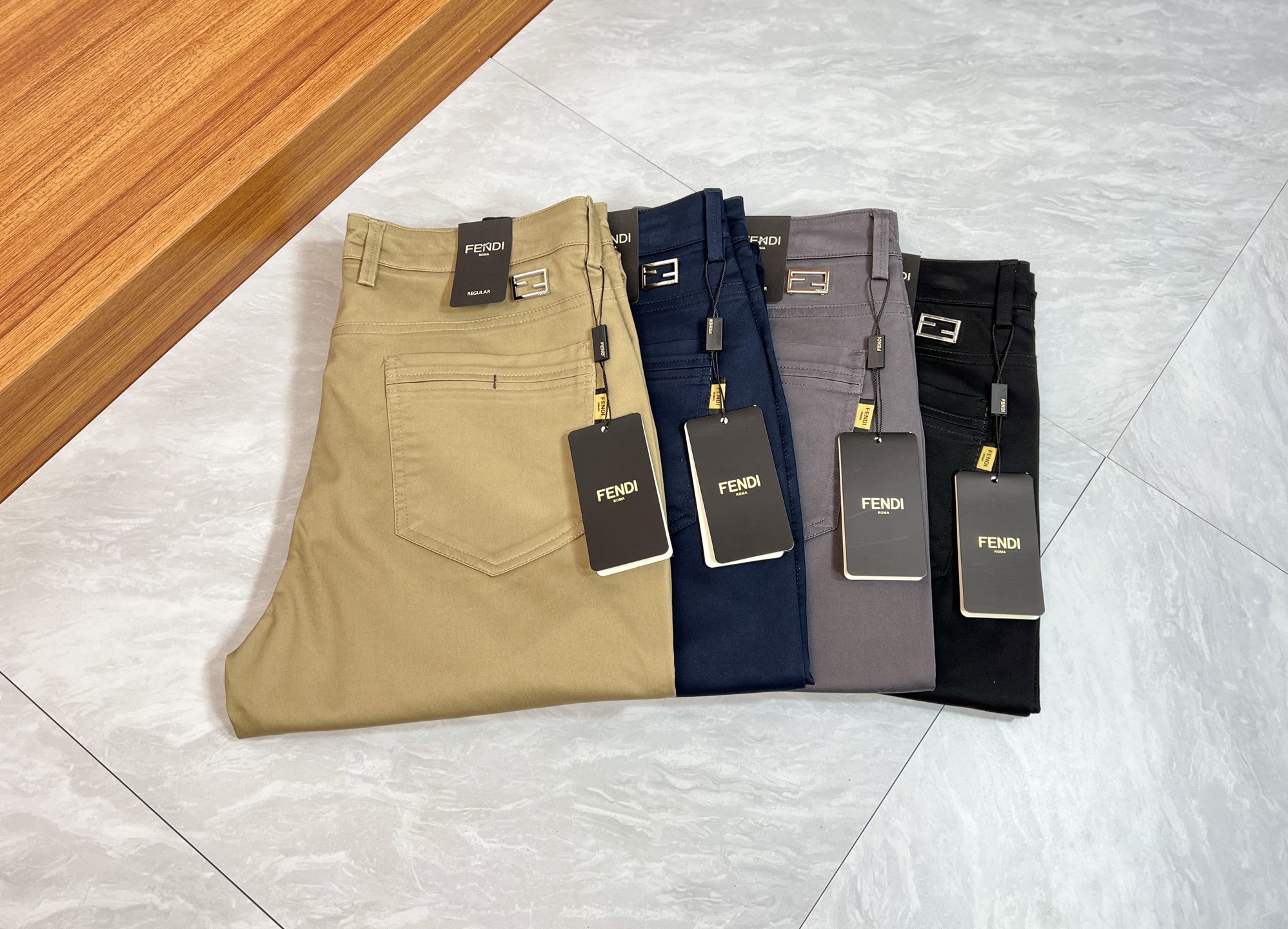 NO:683414,Fendi/Fendi 2025 autumn and winter new products, complete with three labels, trousers, casual pants, good products without too much introduction, look at the details, counter size 29-38/140, upper body 32,,fendi,fendi,19860909Fendi/芬迪 2025秋冬新品 三标齐全 西裤 休闲裤 好货不用过多介绍 看细节 专柜码数29-38 /140上身32,,fendi,fendi,,Men's clothing