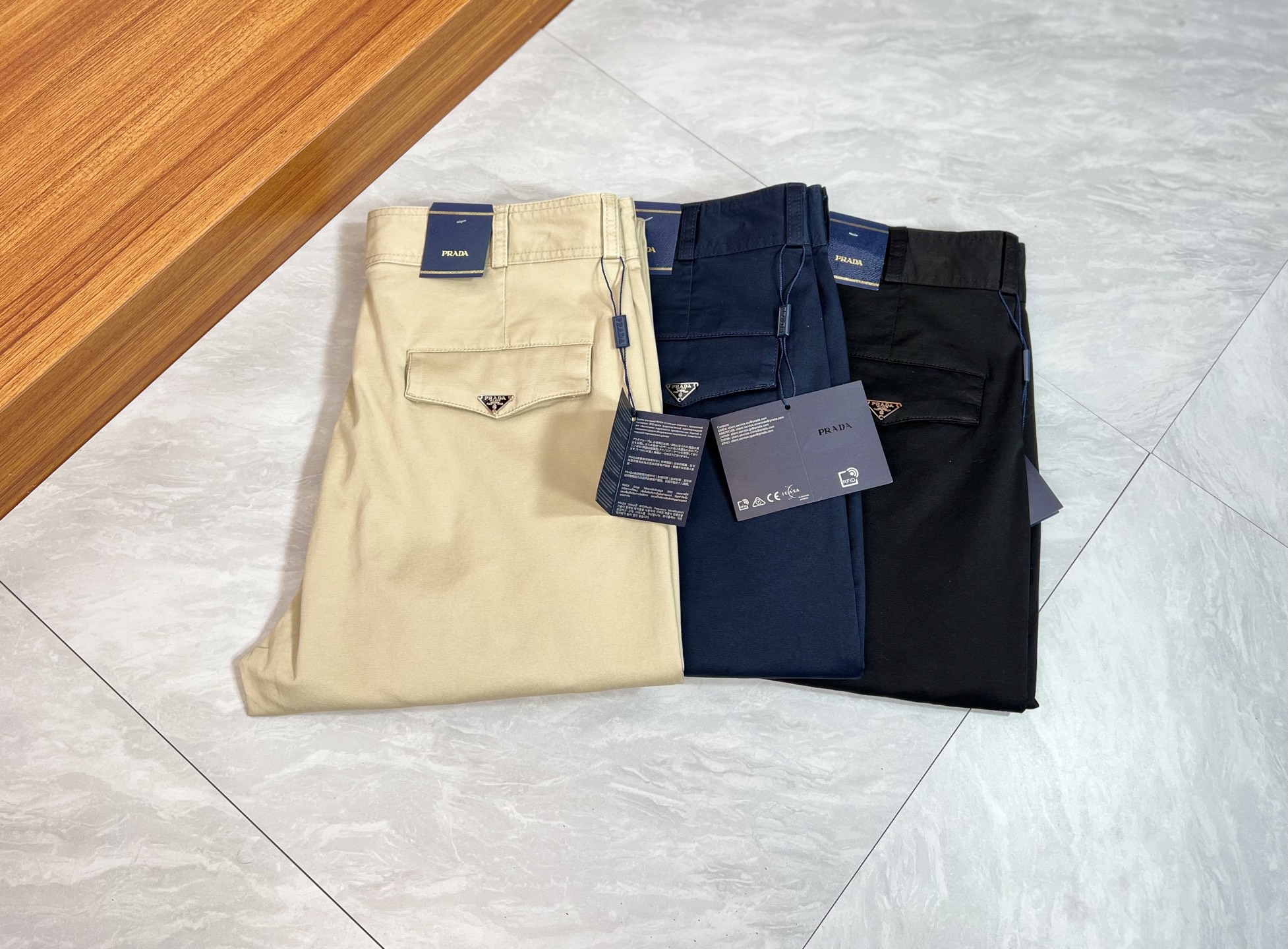 NO:683420,Prada/Prada 2025 autumn and winter new products, complete with three standards, trousers and casual pants. Good products need no introduction. Look at the details. Counter size 29-38/140 upper body 32, prada, prada,19860909Prada/普拉达 2025秋冬新品 三标齐全 西裤 休闲裤 好货不用过多介绍 看细节 专柜码数29-38 /140上身32,,prada,prada,,Men's clothing