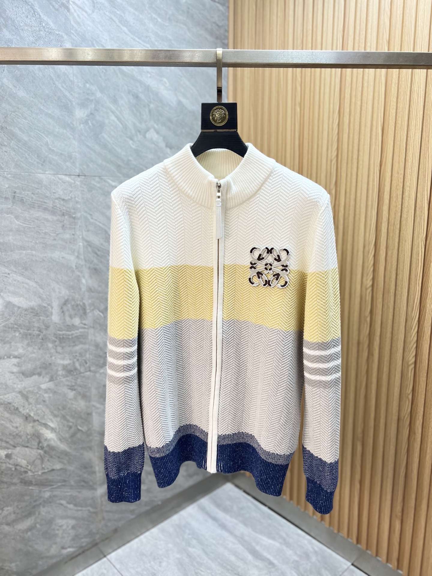 NO:683418,Loewe/Luo Yiwei has new products for autumn and winter, complete with three labels, thickened cardigans, sweater jackets, good products that don’t need to be introduced too much, look at the details, counter size M-XXXL 175/140, recommended L,, loewe, loewe, jackets & coats, sweaters,19860909Loewe/罗意威 年秋冬新品上新 三标齐全 加厚开衫毛衣夹克 好货不用过多介绍 看细节 专柜码数M-XXXL 175/140建议L,,loewe,loewe,jackets & coats,sweaters,,Men's clothing