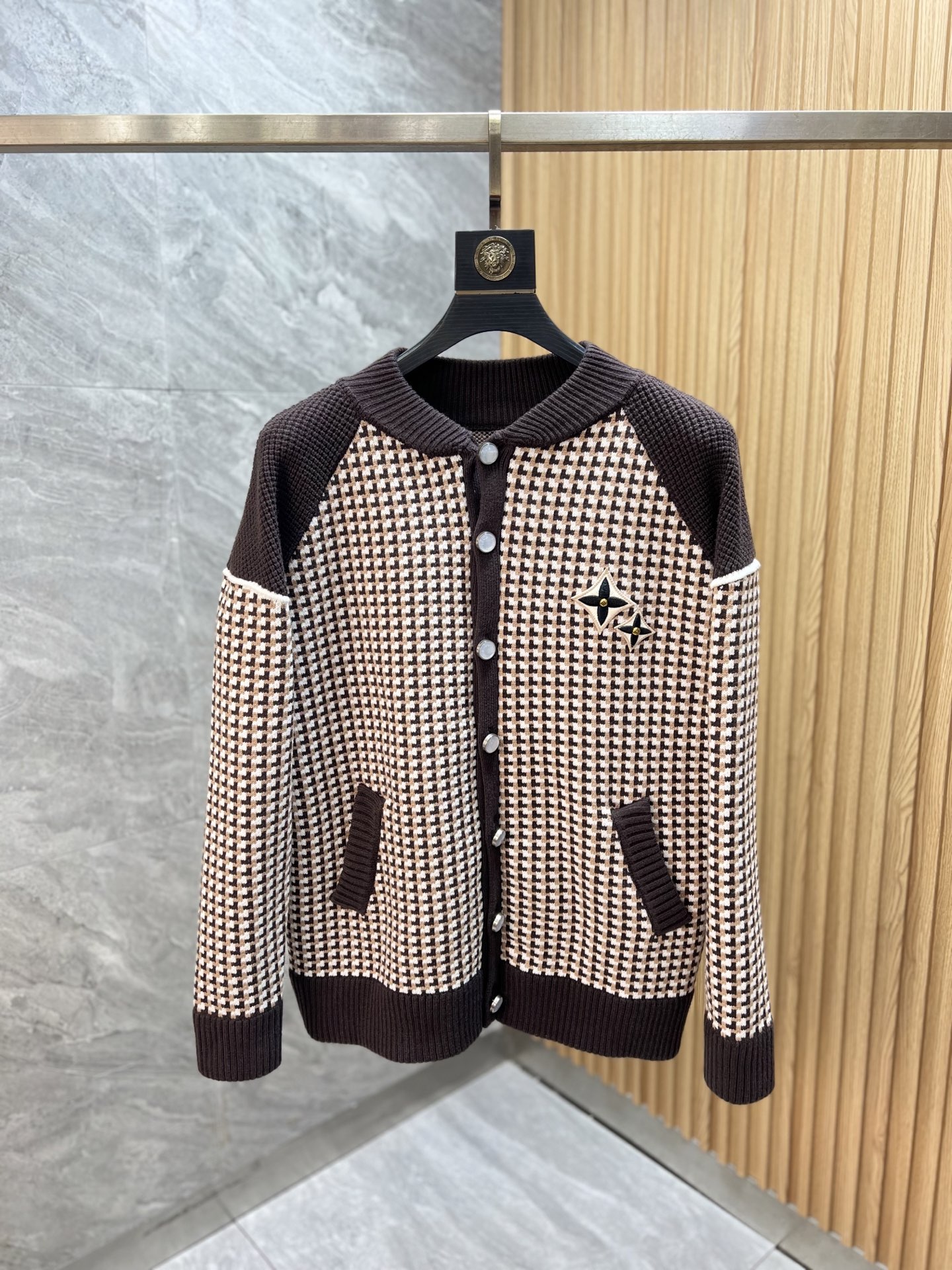 NO:683431,LV/Louis Vuitton has new products for autumn and winter, complete with three labels, thickened cardigans, sweater jackets, good products that don’t need to be introduced too much. Look at the details. Counter size M-XXXL 175/140 recommended L,, louis vuitton, louis vuitton, jackets & coats, sweaters,19860909LV/路易威登 年秋冬新品上新 三标齐全 加厚开衫毛衣夹克 好货不用过多介绍 看细节 专柜码数M-XXXL 175/140建议L,,louis vuitton,louis vuitton,jackets & coats,sweaters,,Men's clothing