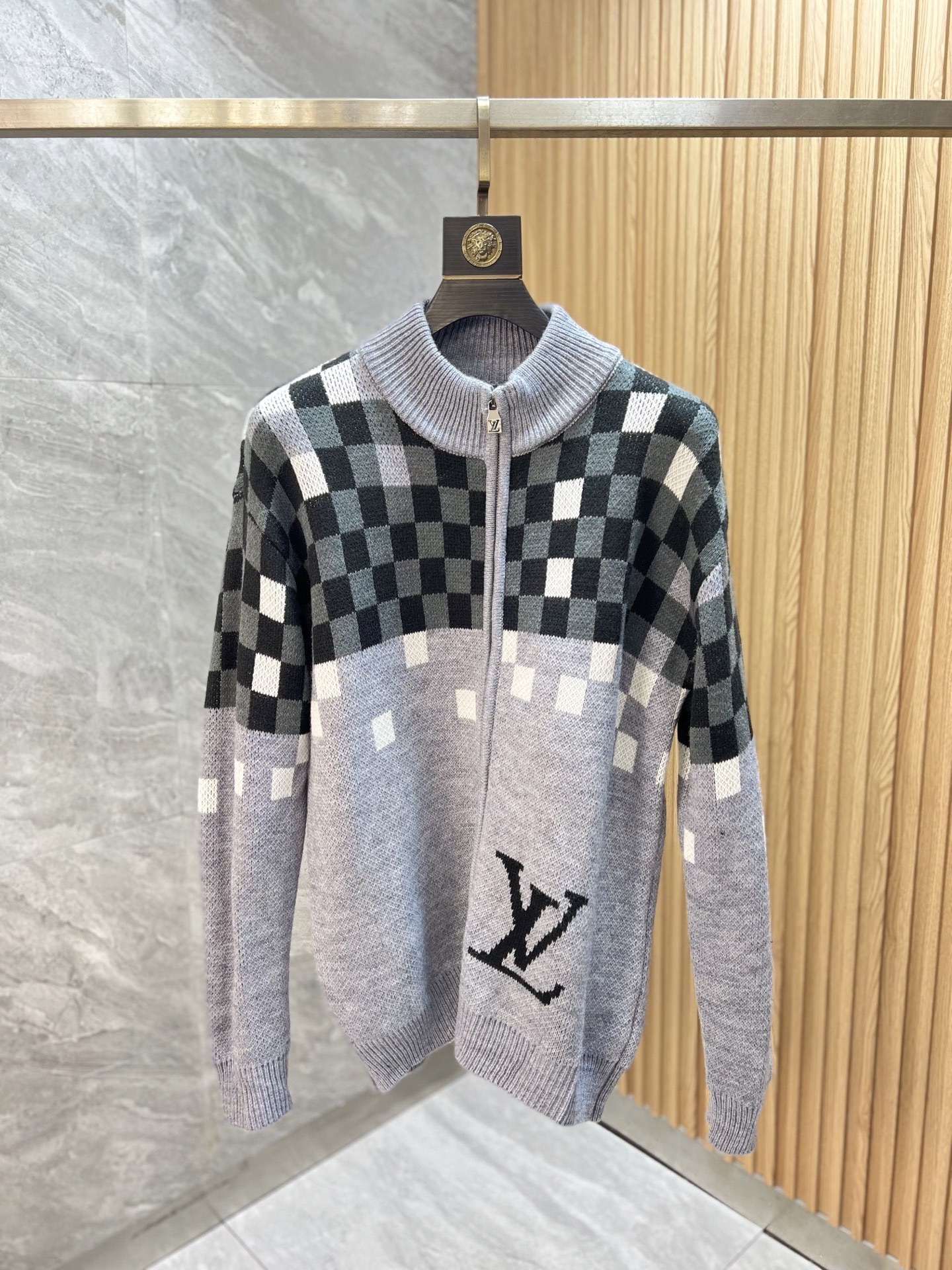 NO:623072,LV/Louis Vuitton 2025 autumn and winter new products, complete with three labels, thickened cardigan sweater jacket, good product, no need to introduce too much, look at the details, counter size M-XXXL 175/140 recommended L,, louis vuitton, louis vuitton, jackets & coats, sweaters, alexander wang19860909LV/路易威登 2025年秋冬新品上新 三标齐全 加厚开衫毛衣夹克 好货不用过多介绍 看细节 专柜码数M-XXXL 175/140建议L,,louis vuitton,louis vuitton,jackets & coats,sweaters,alexander wang,Men's clothing