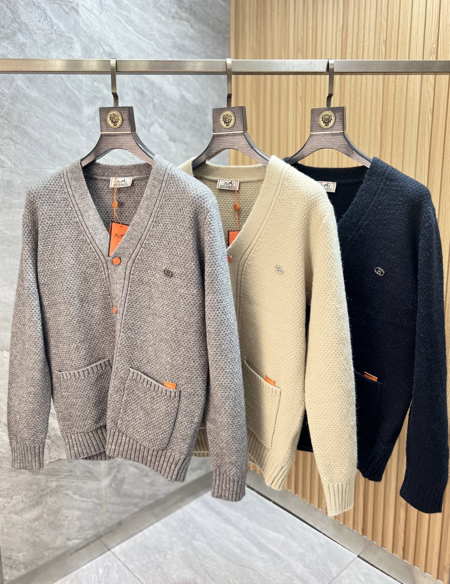 NO:623091,Hermes/Hermès 2025 new autumn and winter new products, complete with three labels, thickened cardigan sweater jacket, good product, no need to introduce too much, look at the details, counter size M-XXXL 175/140, recommended L,,hermes,hermes,jackets & coats,sweaters,alexander wang19860909Hermes/爱马仕 2025年秋冬新品上新 三标齐全 加厚开衫毛衣夹克 好货不用过多介绍 看细节 专柜码数M-XXXL 175/140建议L,,hermes,hermes,jackets & coats,sweaters,alexander wang,Men's clothing