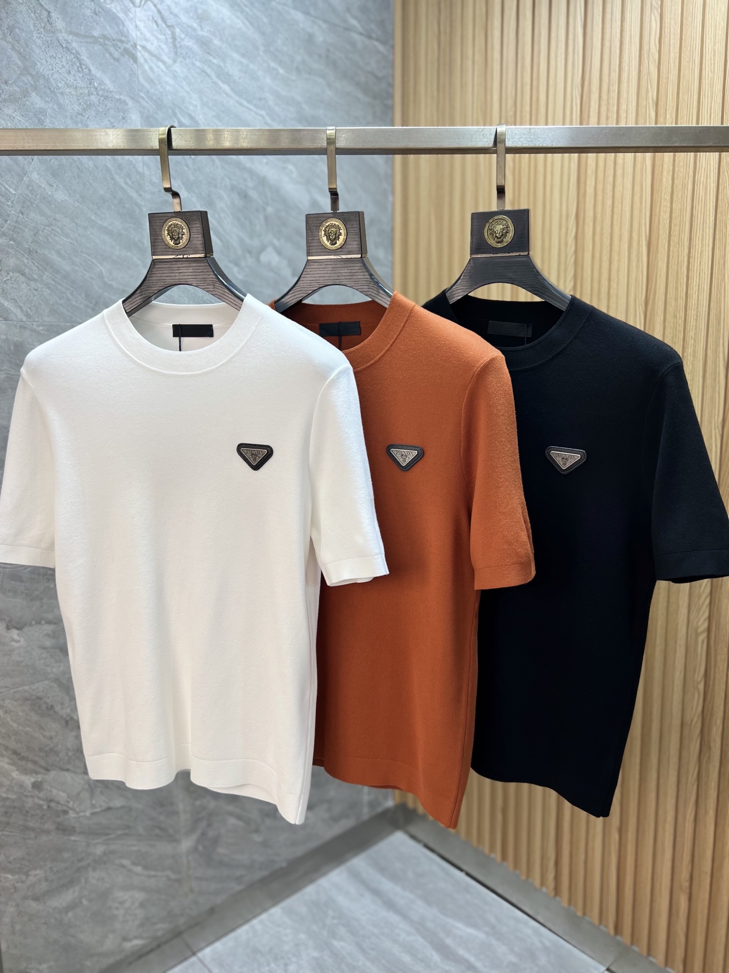 NO:623095,Prada/Prada 2025 new autumn and winter new products, complete with three labels, half-sleeved sweater, good product, no need to introduce too much, look at the details, counter size M-XXXL 175/140, recommended L,, prada, prada, alexander wang19860909Prada/普拉达 2025年秋冬新品上新 三标齐全 半袖针织衫 好货不用过多介绍 看细节 专柜码数M-XXXL 175/140建议L,,prada,prada,alexander wang,Men's clothing