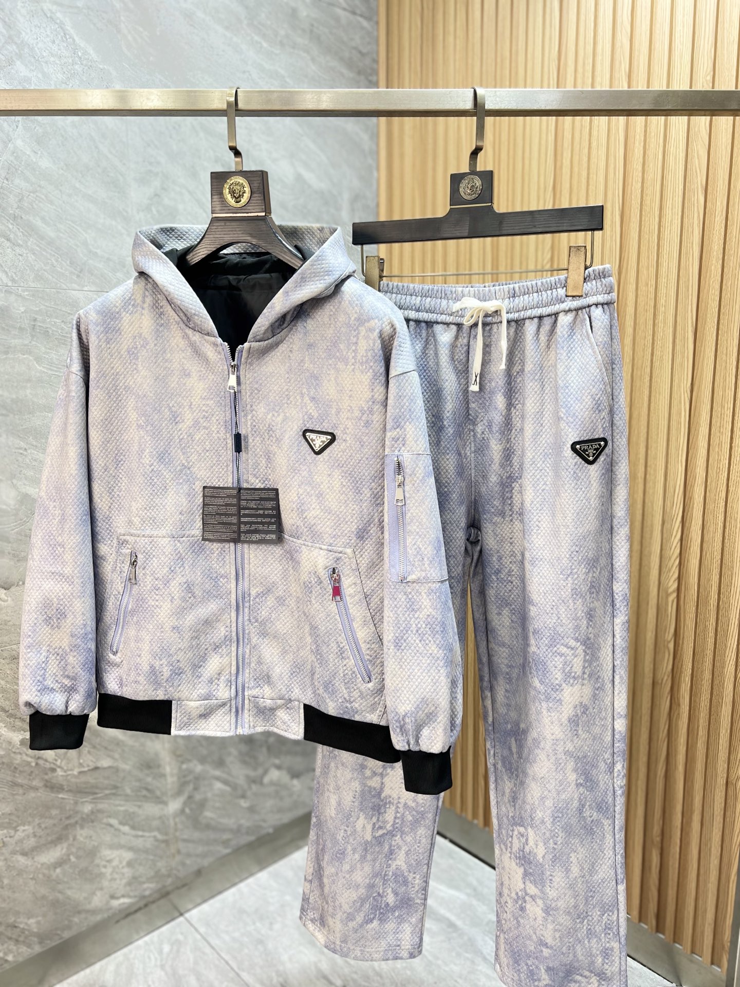 NO:623115,Prada/Prada 2025 autumn and winter new products, complete with three standards, fashionable casual suits, good products need no introduction, look at the details, counter size M-XXXXL 175/140, recommended L,, prada, prada, alexander wang19860909Prada/普拉达 2025年秋冬新品上新 三标齐全 时尚休闲套装 好货不用过多介绍 看细节 专柜码数M-XXXXL 175/140建议L,,prada,prada,alexander wang,Men's clothing
