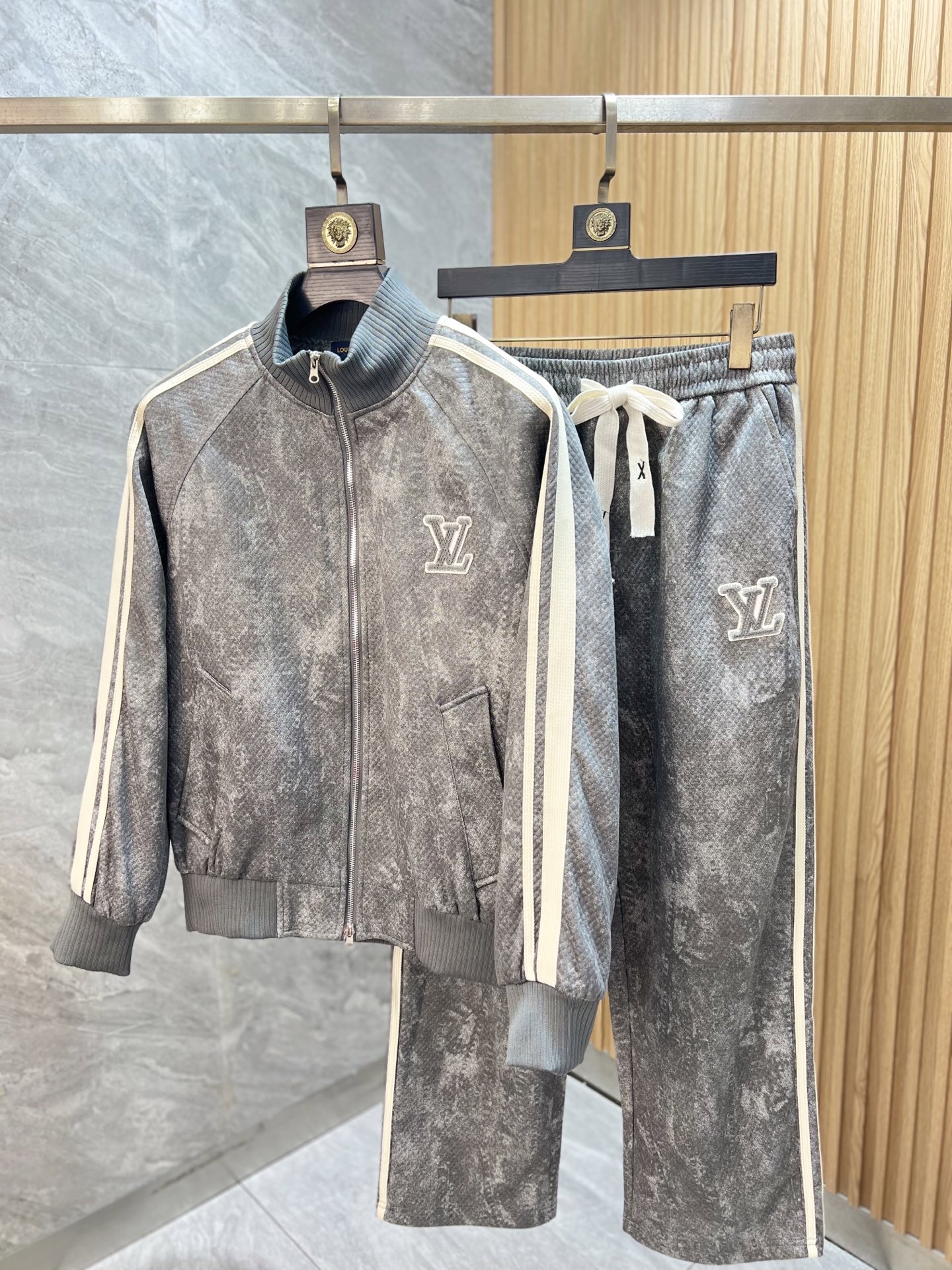 NO:623077,LV/Louis Vuitton 2025 autumn and winter new products, complete with three labels, fashionable casual suits, good products need no introduction, look at the details, counter size M-XXXXL 175/140 recommended L,, louis vuitton, louis vuitton, alexander wang19860909LV/路易威登 2025年秋冬新品上新 三标齐全 时尚休闲套装 好货不用过多介绍 看细节 专柜码数M-XXXXL 175/140建议L,,louis vuitton,louis vuitton,alexander wang,Men's clothing