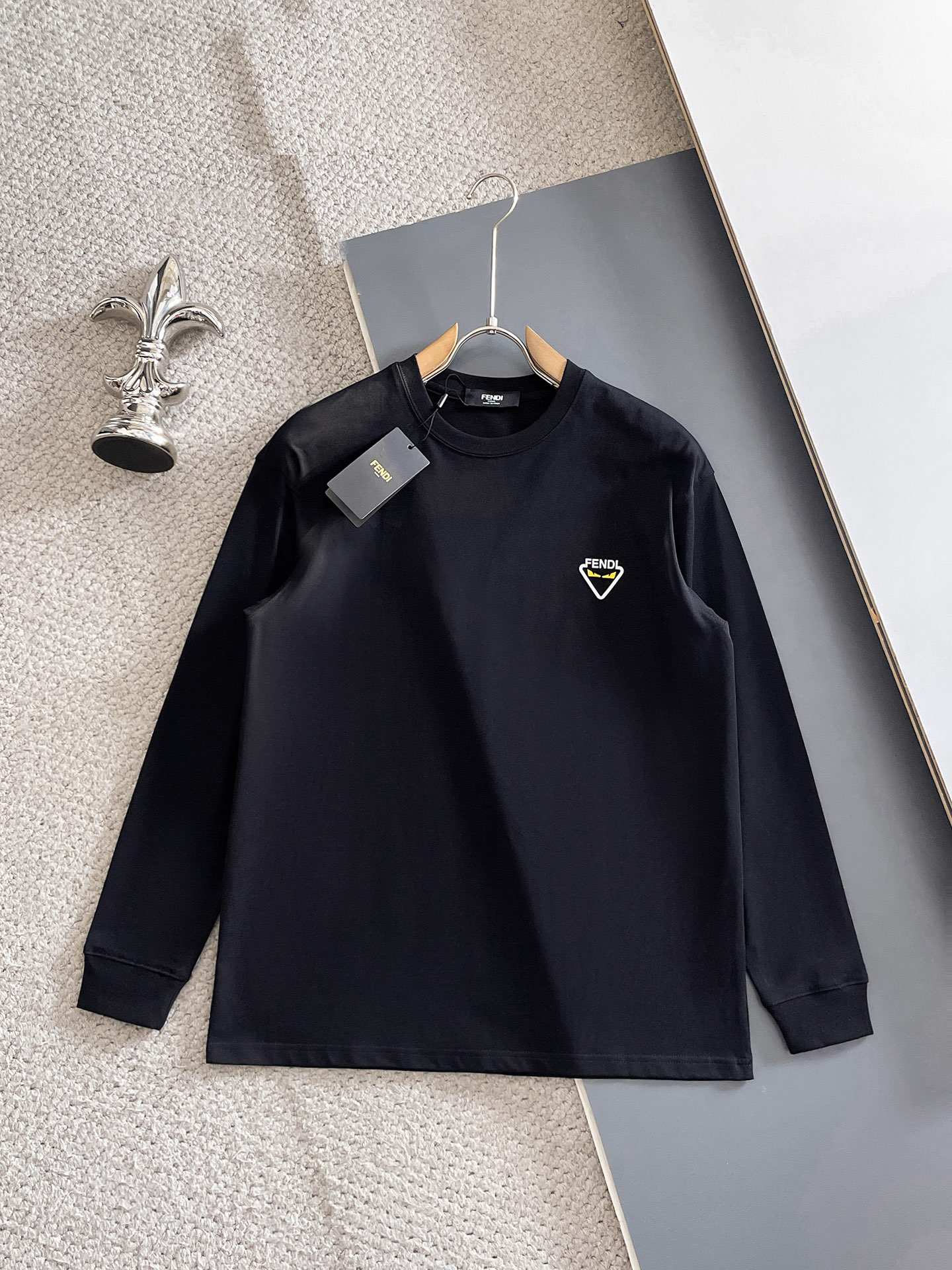 NO:623108,Fendi/Fendi 2025 autumn and winter new products, complete with three standards, three-dimensional glue craftsmanship on the chest, round neck and long sleeves, size S-XXL 175/140, recommended M,,fendi,fendi,alexander wang19860909Fendi/芬迪 2025年秋冬新品上新 三标齐全 胸前立体滴胶工艺 圆领长袖 码数S-XXL 175/140建议M,,fendi,fendi,alexander wang,Men's clothing