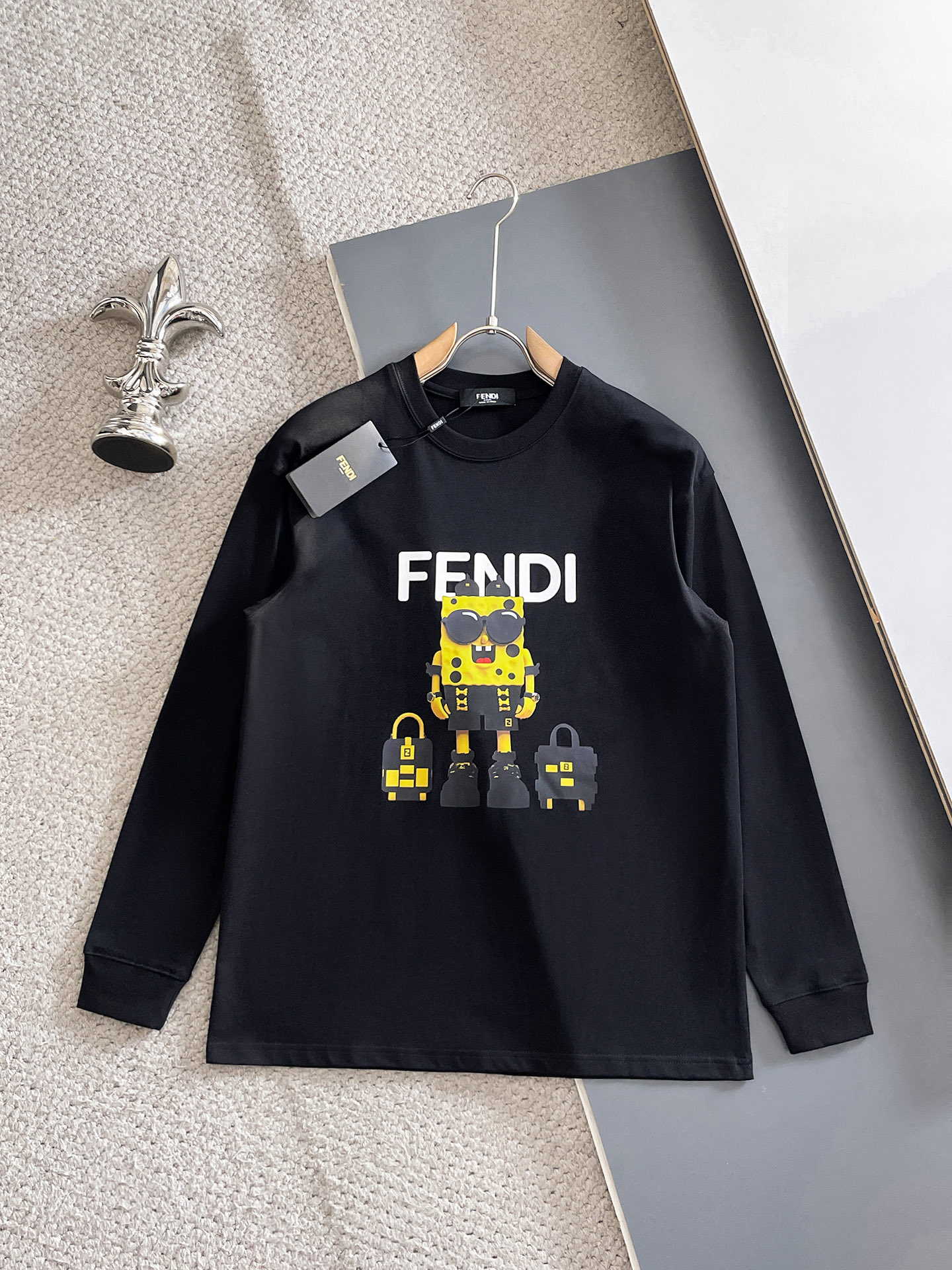 NO:623116,Fendi/Fendi 2025 autumn and winter new products, three complete labels, three-dimensional glue printing technology on the chest, cuff threads, round neck and long sleeves, size S-XXL 175/140, recommended M,,fendi,fendi,alexander wang19860909Fendi/芬迪 2025年秋冬新品上新 三标齐全 胸前立体滴胶印花工艺 袖口螺纹 圆领长袖 码数S-XXL 175/140建议M,,fendi,fendi,alexander wang,Men's clothing