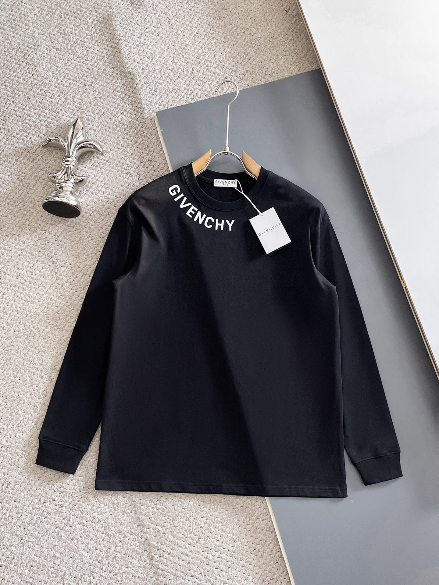 NO:623121,give/Givenchy 2025 autumn and winter new products, complete with three labels, three-dimensional flocking technology on the chest, threaded cuffs, round neck and long sleeves, size S-XXL 175/140, recommended M,,givenchy,givenchy,alexander wang19860909give/纪梵希 2025年秋冬新品上新 三标齐全 胸前立体植绒工艺 袖口螺纹 圆领长袖 码数S-XXL 175/140建议M,,givenchy,givenchy,alexander wang,Men's clothing