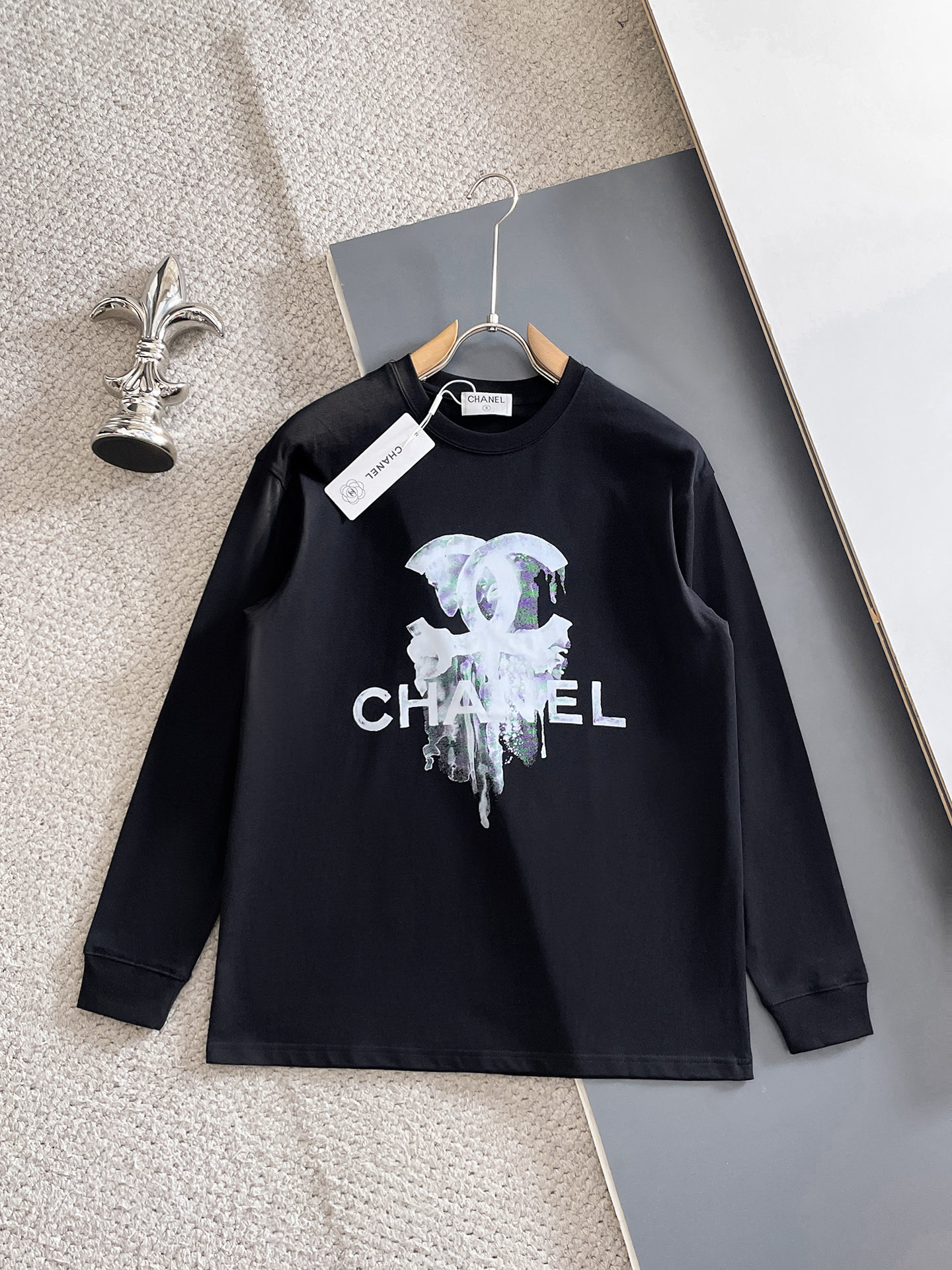 NO:623126,Charlie/Chanel 2025 autumn and winter new products, complete with three labels, three-dimensional flocking printing technology on the front and back, threaded cuffs, round neck and long sleeves, size S-XXL 175/140, recommended M,,chanel,alexander wang19860909Charlie/香奈儿 2025年秋冬新品上新 三标齐全 前后立体植绒印花工艺 袖口螺纹 圆领长袖 码数S-XXL 175/140建议M,,chanel,alexander wang,Men's clothing