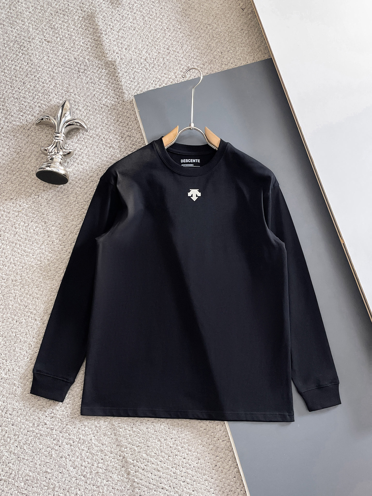 NO:623131,Des/Desante 2025 autumn and winter new products, complete with three standards, front and rear three-dimensional flocking technology, cuff threads, round neck and long sleeves, size S-XXL 175/140, recommended M,,alexander wang19860909Des/迪桑特 2025年秋冬新品上新 三标齐全 前后立体植绒工艺 袖口螺纹 圆领长袖 码数S-XXL 175/140建议M,,alexander wang,Men's clothing