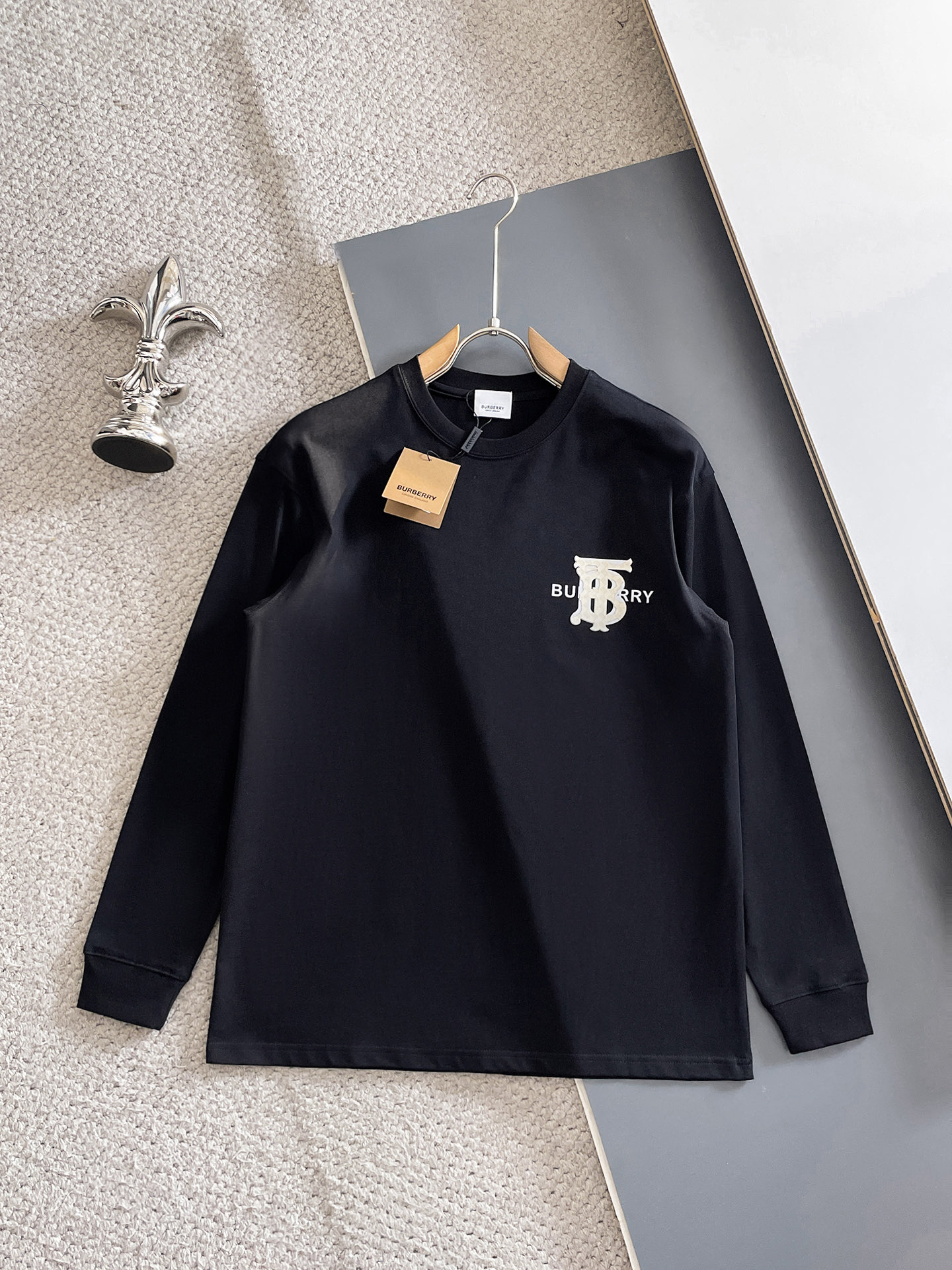 NO:623134,Burberry/Burberry 2025 autumn and winter new products, complete with three labels, three-dimensional foaming technology on the chest, threaded cuffs, round neck and long sleeves, size S-XXL 175/140, recommended M,, burberry, burberry, alexander wang19860909Burberry/巴宝莉 2025年秋冬新品上新 三标齐全 胸前立体发泡工艺 袖口螺纹 圆领长袖 码数S-XXL 175/140建议M,,burberry,burberry,alexander wang,Men's clothing