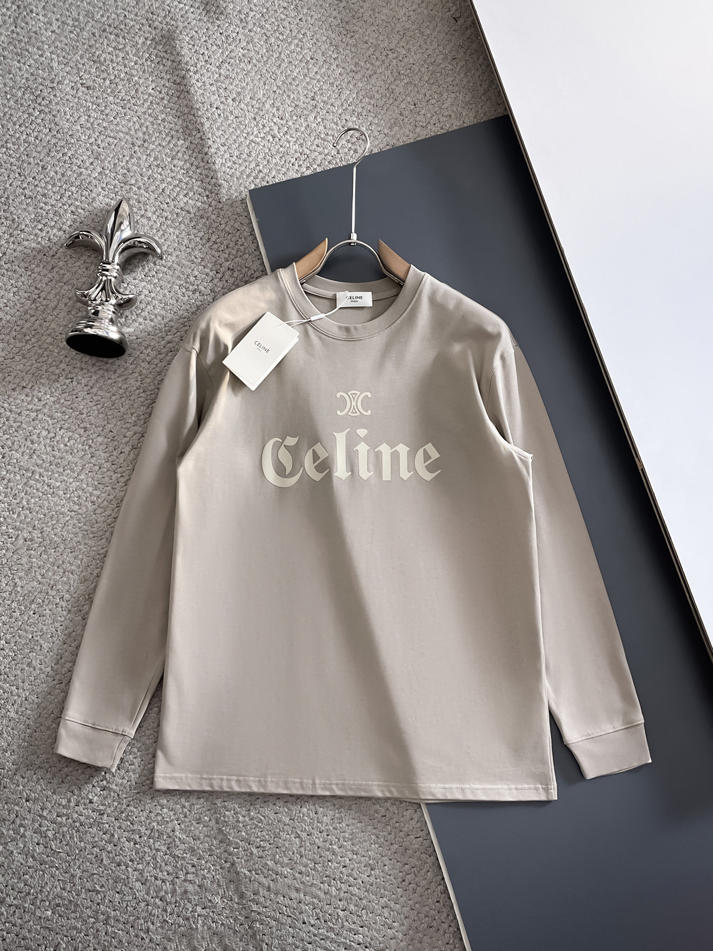 NO:623146,Celine/Celine 2025 new autumn and winter new products, complete with three standards, three-dimensional flocking technology on the chest, threaded cuffs, round neck and long sleeves, size S-XXL 175/140, recommended M,,celine,celine,alexander wang19860909Celine/赛琳 2025年秋冬新品上新 三标齐全 胸前立体植绒工艺 袖口螺纹 圆领长袖 码数S-XXL 175/140建议M,,celine,celine,alexander wang,Men's clothing