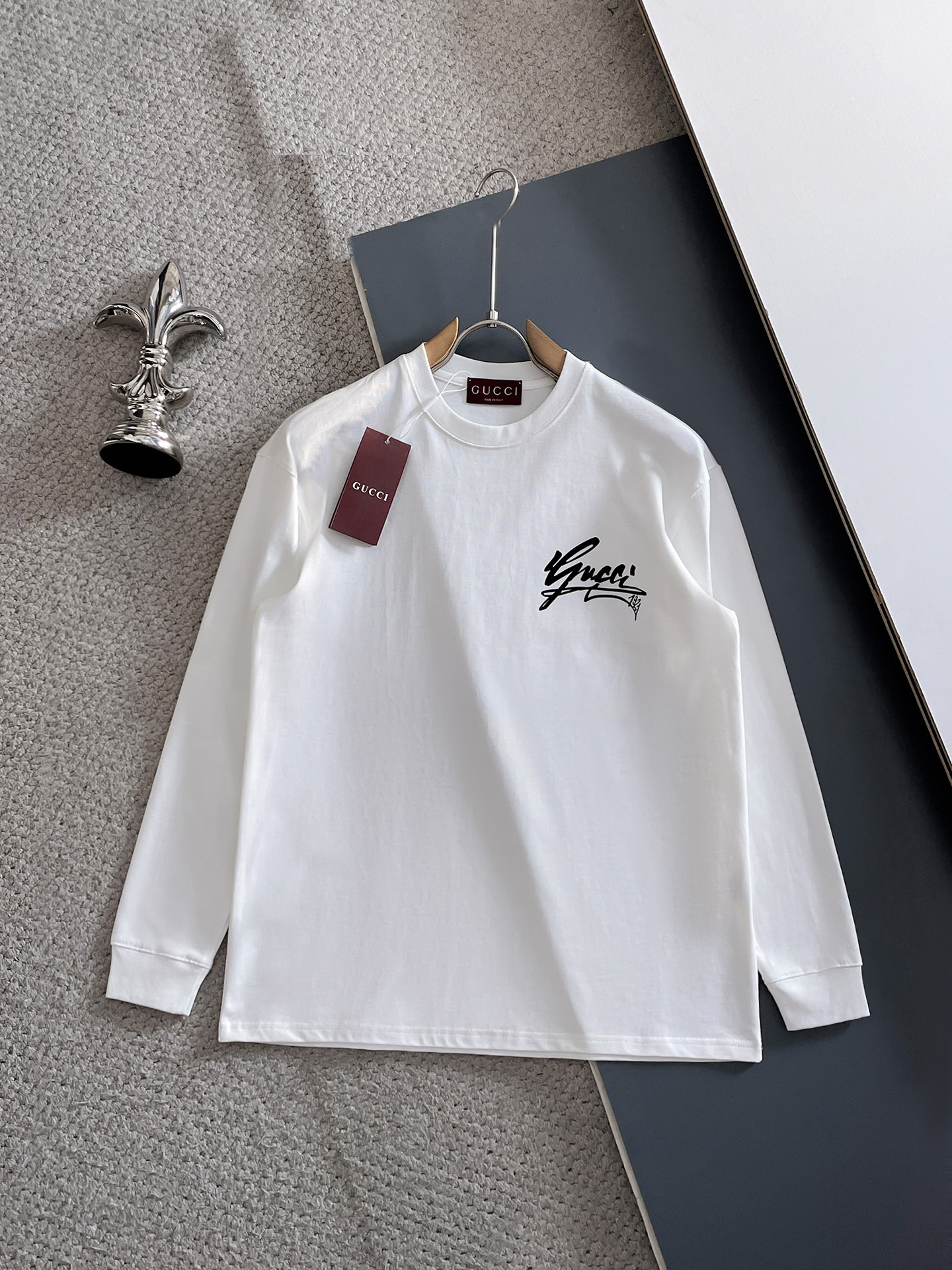 NO:623156,Gucci/Gucci 2025 autumn and winter new products, complete with three labels, three-dimensional flocking technology on the chest, threaded cuffs, round neck and long sleeves, size S-XXL 175/140, recommended M,, gucci, alexander wang19860909Gucci/古奇 2025年秋冬新品上新 三标齐全 胸前立体植绒工艺 袖口螺纹 圆领长袖 码数S-XXL 175/140建议M,,gucci,alexander wang,Men's clothing