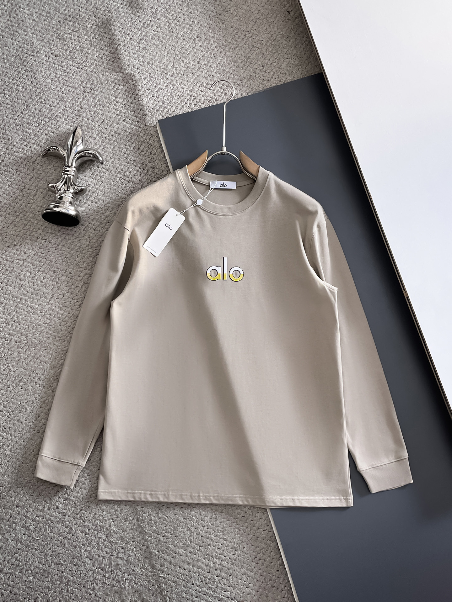 NO:623162,alo 2025 autumn and winter new products, complete with three standards, three-dimensional flocking technology on the chest, threaded cuffs, round neck and long sleeves, size S-XXL 175/140, recommended M,,alexander wang19860909alo 2025年秋冬新品上新 三标齐全 胸前立体植绒工艺 袖口螺纹 圆领长袖 码数S-XXL 175/140建议M,,alexander wang,Men's clothing