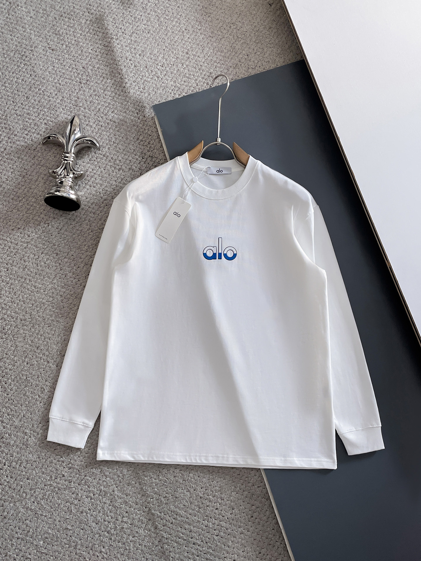 NO:623168,alo 2025 autumn and winter new products, complete with three standards, three-dimensional adhesive tape on the chest, threaded cuffs, round neck and long sleeves, size S-XXL 175/140, recommended M,,alexander wang19860909alo 2025年秋冬新品上新 三标齐全 胸前立体滴胶工艺 袖口螺纹 圆领长袖 码数S-XXL 175/140建议M,,alexander wang,Men's clothing
