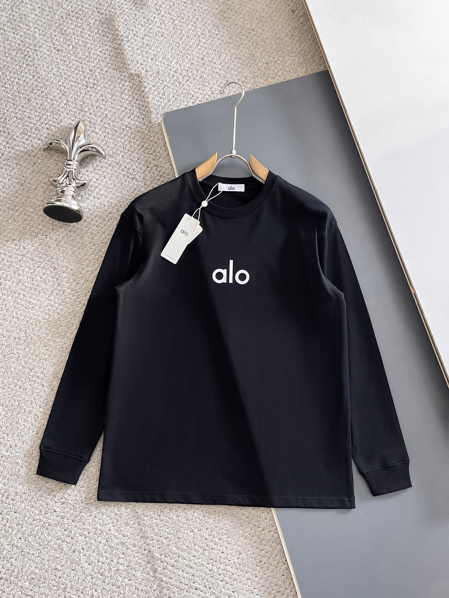 NO:623122,alo 2025 autumn and winter new products, complete with three standards, vertical adhesive tape on the chest, threaded cuffs, round neck and long sleeves, size S-XXL 175/140, recommended M,,alexander wang19860909alo 2025年秋冬新品上新 三标齐全 胸前立滴胶工艺 袖口螺纹 圆领长袖 码数S-XXL 175/140建议M,,alexander wang,Men's clothing