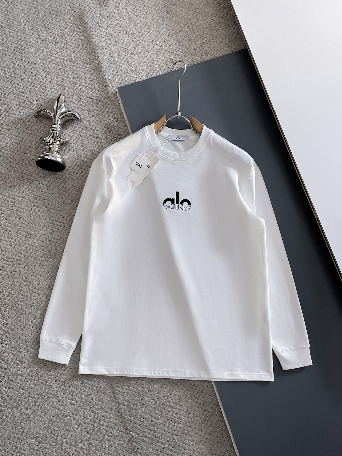 NO:623127,alo 2025 autumn and winter new products, complete with three standards, three-dimensional flocking technology on the chest, threaded cuffs, round neck and long sleeves, size S-XXL 175/140, recommended M,,alexander wang19860909alo 2025年秋冬新品上新 三标齐全 胸前立体植绒工艺 袖口螺纹 圆领长袖 码数S-XXL 175/140建议M,,alexander wang,Men's clothing