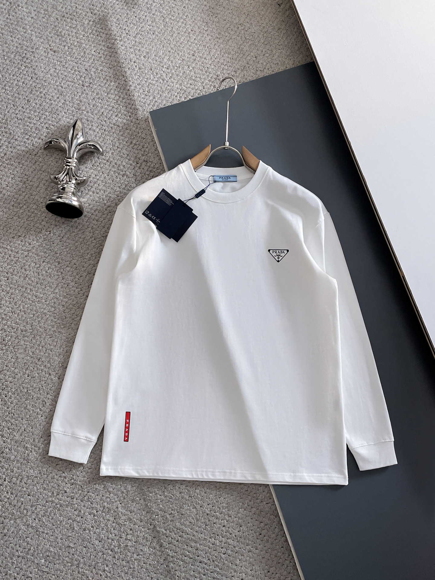 NO:623148,Prada/Prada 2025 new autumn and winter new products, complete with three standards, three-dimensional glue technology on the chest, cuff threads, round neck and long sleeves, size S-XXL 175/140, recommended M,,,prada,prada,alexander wang19860909Prada/普拉达 2025年秋冬新品上新 三标齐全 胸前立体滴胶工艺 袖口螺纹 圆领长袖 码数S-XXL 175/140建议M,,,prada,prada,alexander wang,Men's clothing