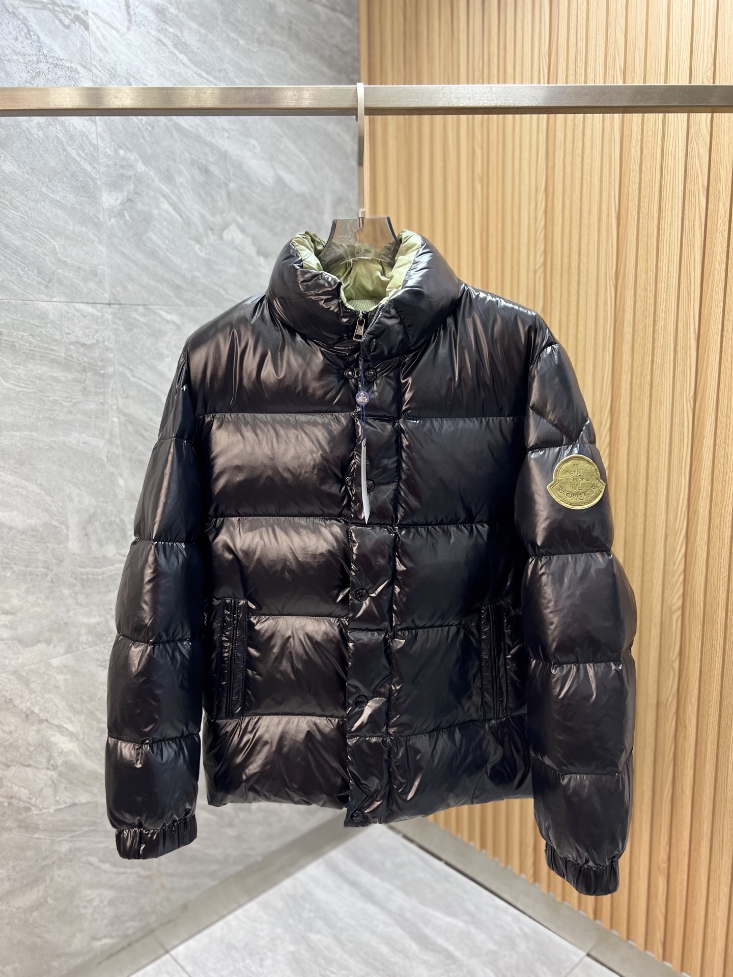 NO:657007,Wrong adjustment. Moncler/muzzle 2025 autumn and winter new products. Complete three labels. Down jacket. Good product. No need to introduce too much. Look at the details. Counter size M-XXXL 175/140. Recommended L, Moncler, down jacket, alexander wang19860909上错 调整 Moncler/蒙口 2025年秋冬新品上新 三标齐全 羽绒服 好货不用过多介绍 看细节 专柜码数M-XXXL 175/140建议L,,Moncler,down jacket,alexander wang,Men's clothing