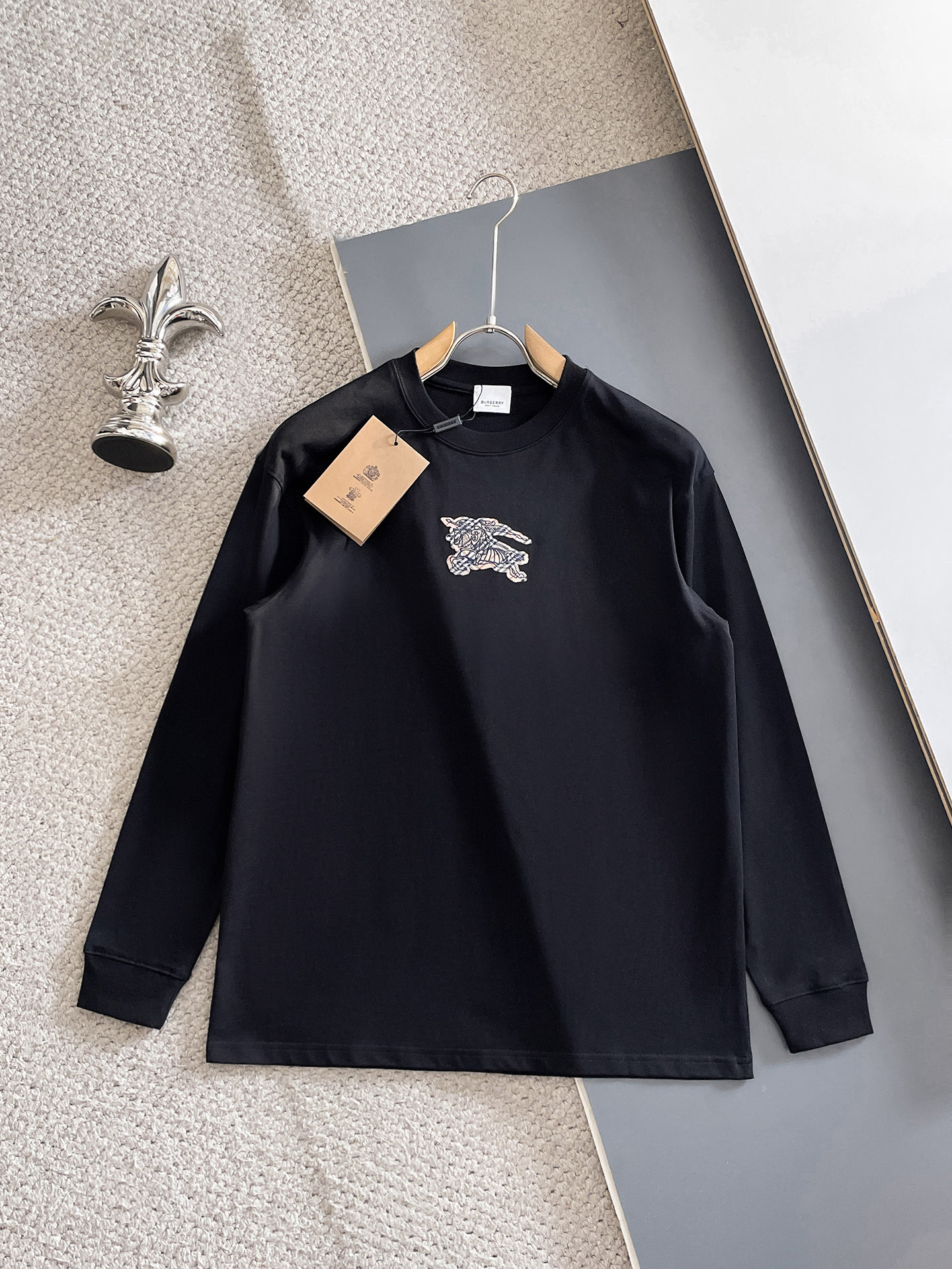 NO:652121,Burberry/Burberry 2025 autumn and winter new products, complete with three labels, three-dimensional craftsmanship on the chest, cuff threads, round neck and long sleeves, size M-XXXL /140, recommended L,, burberry, burberry, alexander wang19860909Burberry/巴宝莉 2025年秋冬新品上新 三标齐全 胸前立体工艺 袖口螺纹 圆领长袖 码数M-XXXL /140建议L,,burberry,burberry,alexander wang,Men's clothing