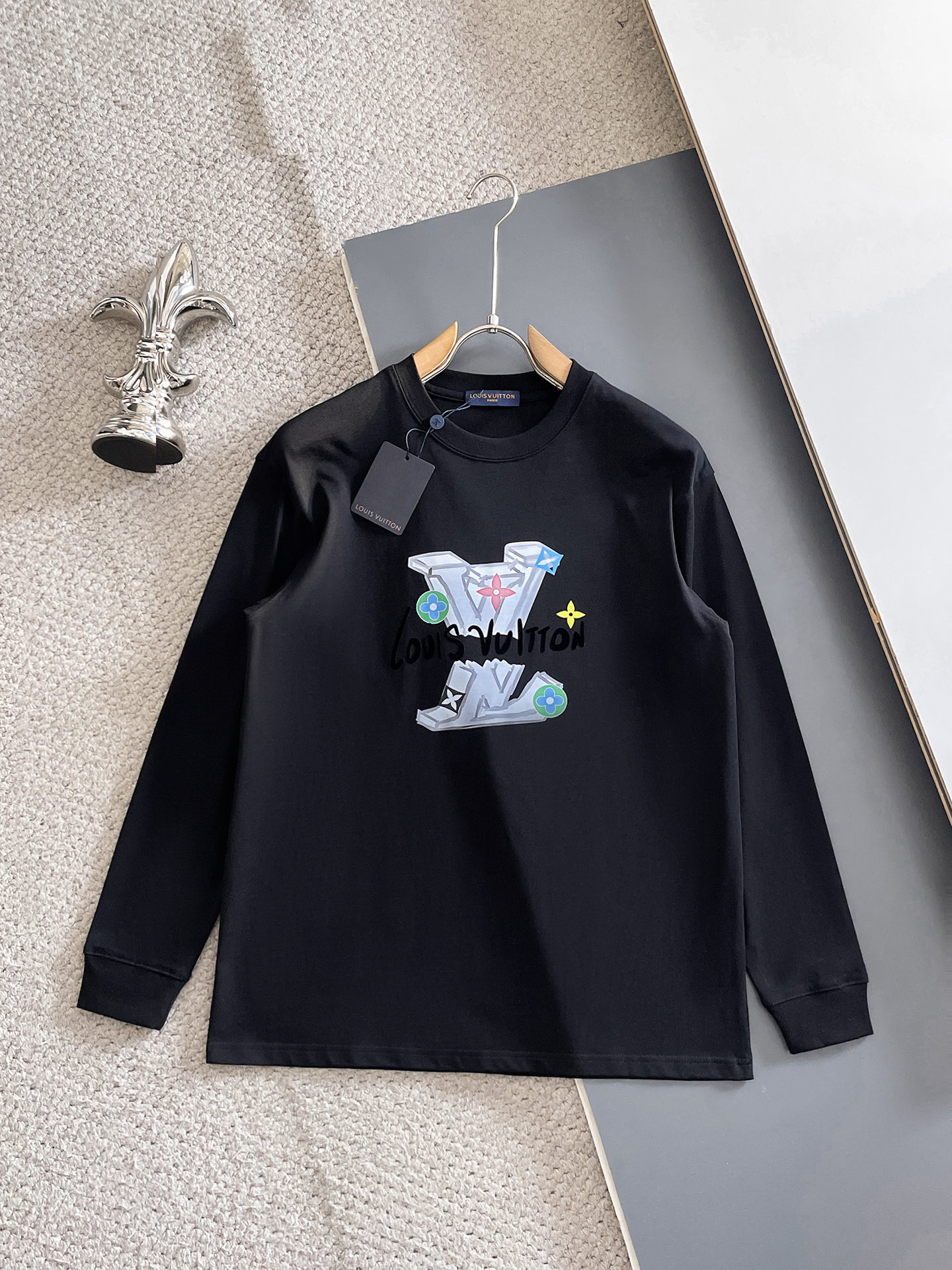 NO:628172,LV/Louis Vuitton 2025 autumn and winter new products, complete with three labels, three-dimensional printing flocking technology on the chest, threaded cuffs, round neck and long sleeves, size M-XXXL /140, recommended L,, louis vuitton, louis vuitton, alexander wang19860909LV/路易威登 2025年秋冬新品上新 三标齐全 胸前立体印花植绒工艺 袖口螺纹 圆领长袖 码数M-XXXL /140建议L,,louis vuitton,louis vuitton,alexander wang,Men's clothing