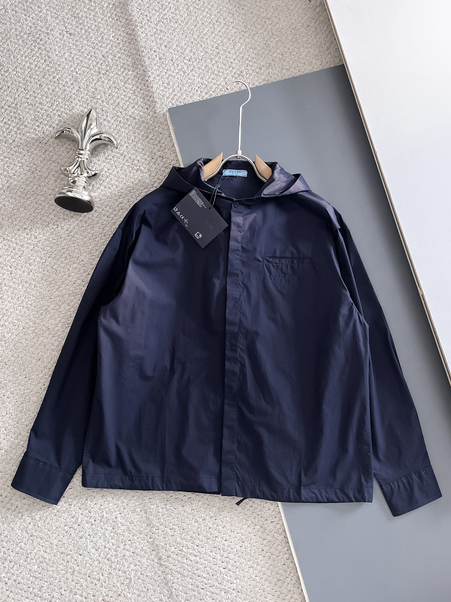 NO:628180,Prada/Prada 2025 autumn and winter new products, complete with three standards, hooded long-sleeved shirt, size M-L-XL /140 recommended M,, prada, prada, shirts, hats, alexander wang19860909Prada/普拉达 2025年秋冬新品上新 三标齐全 连帽长袖衬衫 码数M-L-XL /140建议M,,prada,prada,shirts,hats,alexander wang,Men's clothing