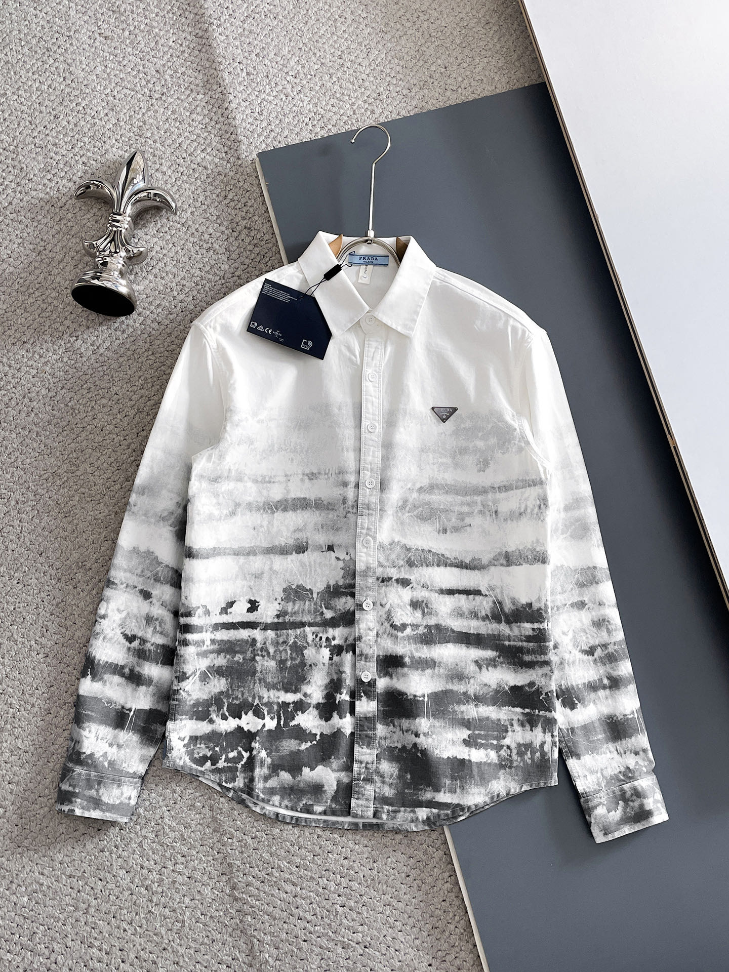 NO:624902,prada/Prada 2025 autumn and winter new products, complete with three labels, shirt size M-L-XL-XXL /140 recommended L,, prada, prada, shirts, alexander wang19860909prada/普拉达 2025年秋冬新品上新 三标齐全 衬衫 码数M-L-XL-XXL /140建议L,,prada,prada,shirts,alexander wang,Men's clothing