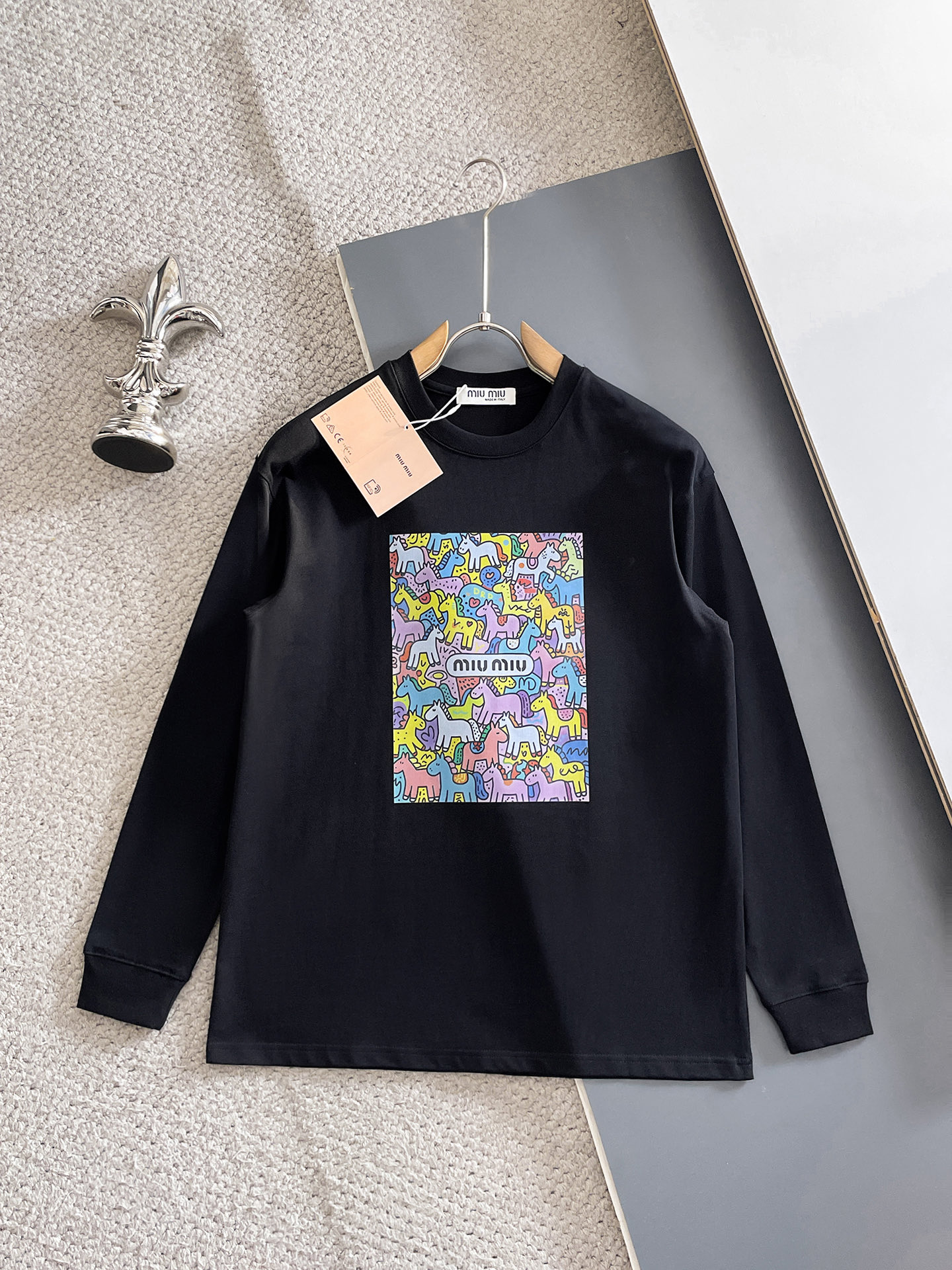 NO:624917,MiuMiu 2025 autumn and winter new products, complete with three labels, stand-up printing on the chest, threaded cuffs, round neck and long sleeves, size M-XXXL /140, recommended L,,miumiu,alexander wang19860909MiuMiu 2025年秋冬新品上新 三标齐全 胸前立印花工艺 袖口螺纹 圆领长袖 码数M-XXXL /140建议L,,miumiu,alexander wang,Men's clothing