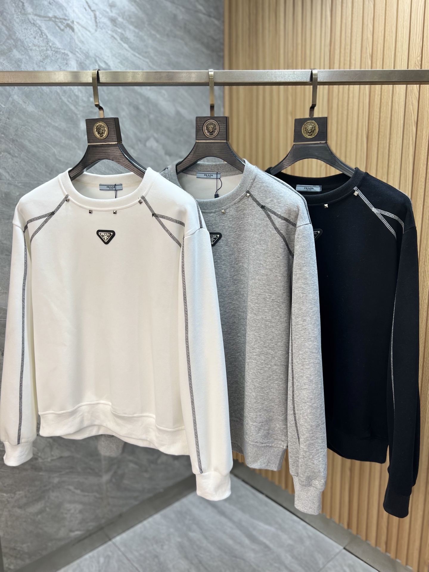 NO:625006,Prada/Prada 2025 autumn and winter new products, complete with three standards, round neck sweatshirt, good product, no need to introduce too much, look at the details, counter size M-XXXXL /140 recommended L,, prada, prada, hoodie, sweatshirts, alexander wang19860909Prada/普拉达 2025秋冬新品 三标齐全 圆领卫衣 好货不用过多介绍 看细节 专柜码数 M-XXXXL /140建议L,,prada,prada,hoodie,sweatshirts,alexander wang,Men's clothing