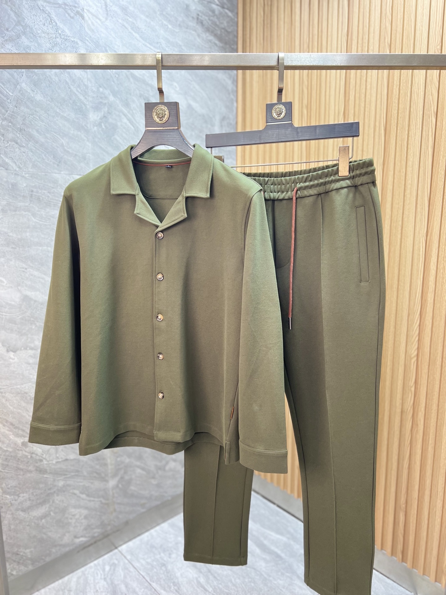 NO:624981,zZEGNA/Zegna 2025 autumn and winter new products, complete with three standards, fashionable casual suits, good products, no need to introduce too much, look at the details, counter size M-XXXXL /140 recommended L,,zegna,alexander wang19860909zZEGNA/杰尼亚 2025秋冬新品 三标齐全 时尚休闲套装 好货不用过多介绍 看细节 专柜码数 M-XXXXL /140建议L,,zegna,alexander wang,Men's clothing