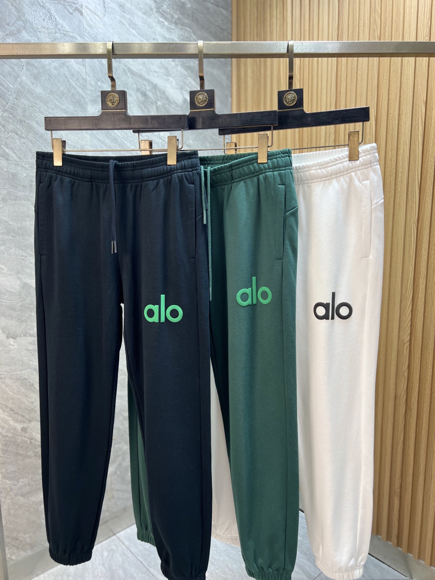 NO:628354,alo 2025 autumn and winter new products, complete with three labels, casual pants, good products, no need to introduce too much, look at the details, counter size M-XXL 175/140, upper body L,,alexander wang19860909alo 2025秋冬新品 三标齐全 休闲裤 好货不用过多介绍 看细节 专柜码数M-XXL 175/140上身L,,alexander wang,Men's clothing