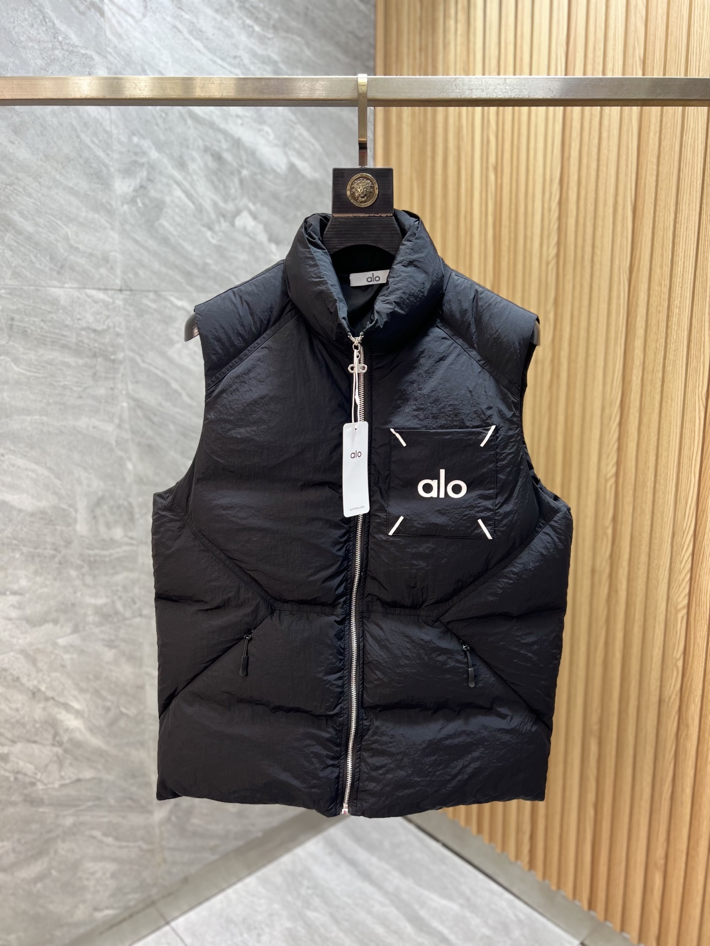 NO:628361,alo 2025 autumn and winter new products, complete with three standards, vest, down jacket, good products, no need to introduce too much, look at the details, counter size M-XXXL 175/140, recommended L,, down jacket, alexander wang19860909alo 2025年秋冬新品上新 三标齐全 马甲 羽绒服 好货不用过多介绍 看细节 专柜码数M-XXXL 175/140建议L,,down jacket,alexander wang,Men's clothing