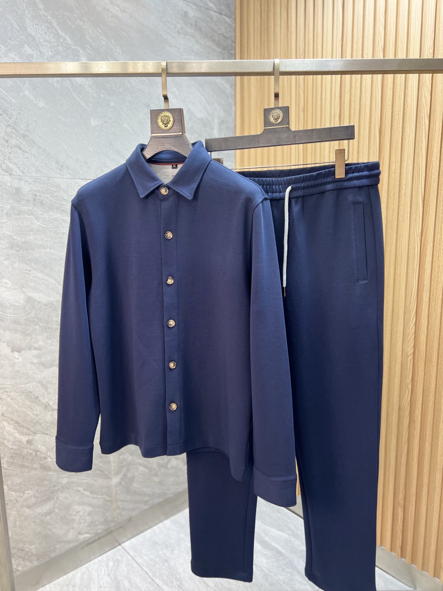 NO:628407,BC 2025 autumn and winter new products, complete with three standards, fashionable casual suits, good products, no need to introduce too much, look at the details, counter size M-XXXXL 175/140, recommended L,,alexander wang19860909BC 2025秋冬新品 三标齐全 时尚休闲套装 好货不用过多介绍 看细节 专柜码数 M-XXXXL 175/140建议L,,alexander wang,Men's clothing