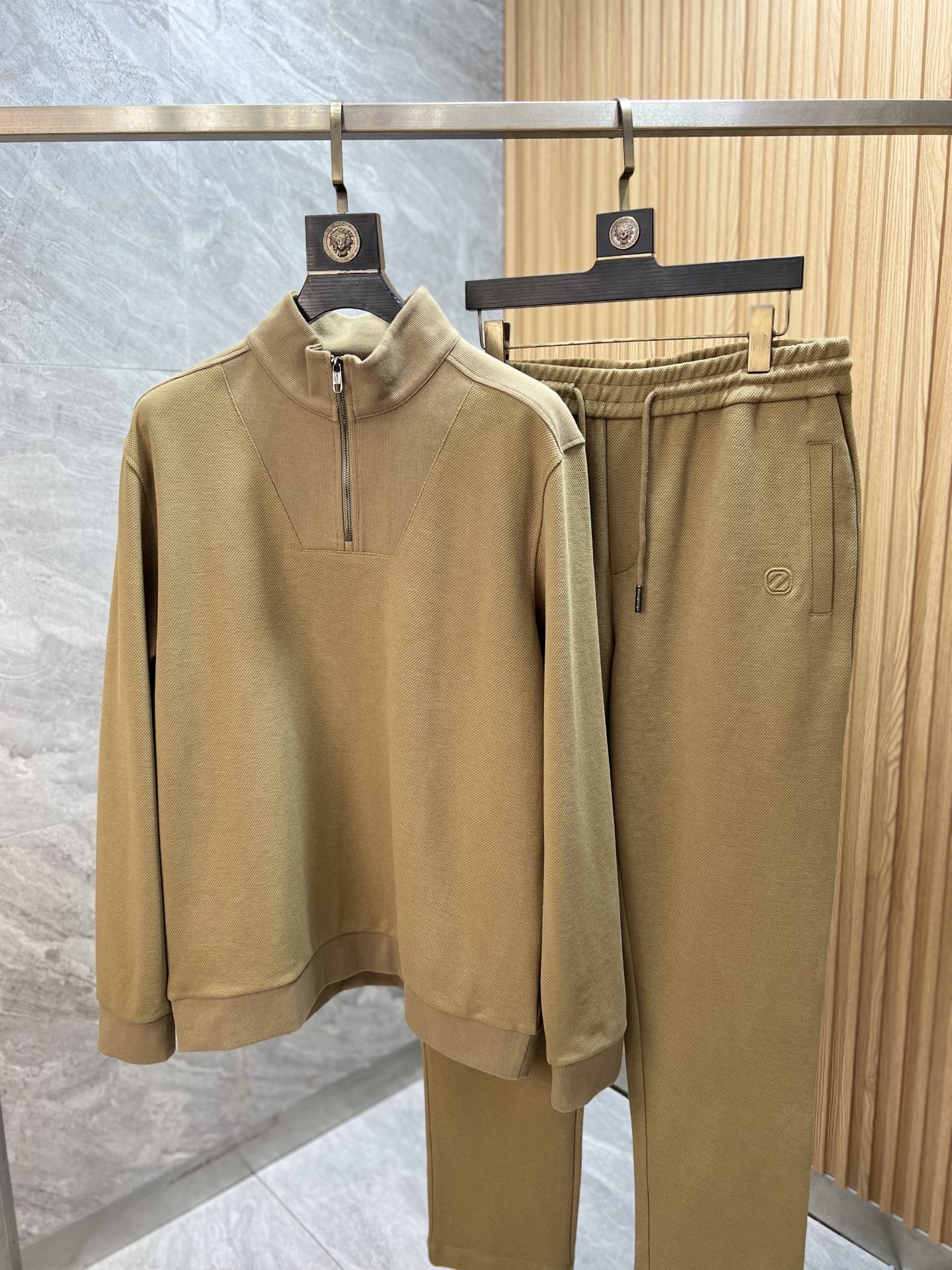 NO:628414,Zegna 2025 autumn and winter new products, complete with three standards, fashionable casual suits, good products, no need to introduce too much, look at the details, counter size M-XXXXL 175/140, recommended L,,zegna,alexander wang19860909杰尼亚 2025秋冬新品 三标齐全 时尚休闲套装 好货不用过多介绍 看细节 专柜码数 M-XXXXL 175/140建议L,,zegna,alexander wang,Men's clothing