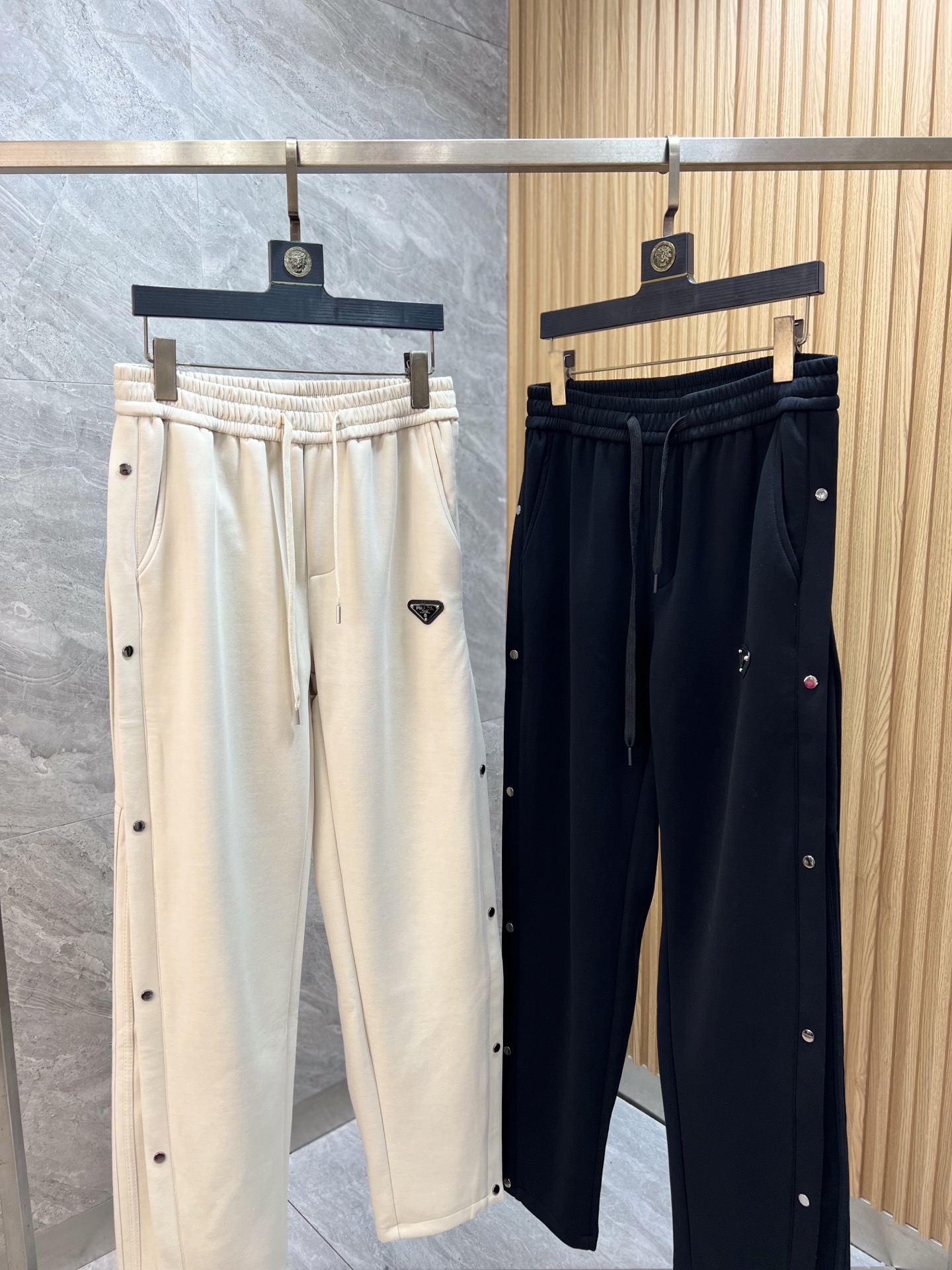 NO:644270,Prada/Prada 2025 autumn and winter new products, complete with three standards, wide version, casual pants, good products, no need to introduce too much, look at the details, counter size M-XXXL 175/140 upper body L,, prada, prada, alexander wang19860909Prada/普拉达 2025秋冬新品 三标齐全 阔版 休闲裤 好货不用过多介绍 看细节 专柜码数M-XXXL 175/140上身L,,prada,prada,alexander wang,Men's clothing