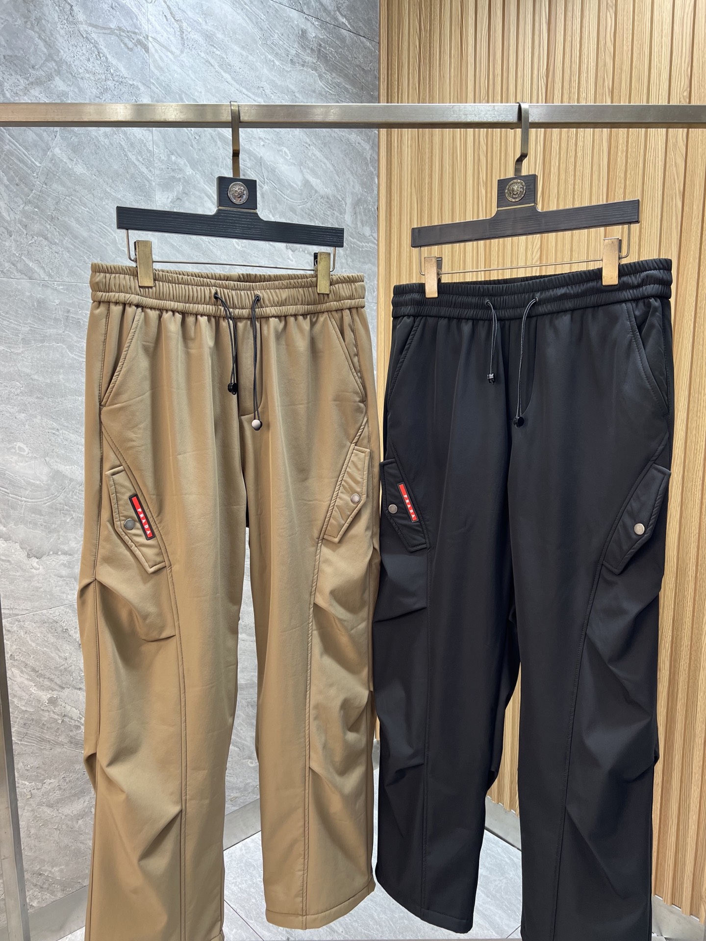 NO:644274,Prada/Prada 2025 autumn and winter new products, complete with three standards, wide version overalls, thickened velvet, casual pants, good products need no introduction, look at the details, counter size M-XXXL 175/140 upper body L,, prada, prada, alexander wang19860909Prada/普拉达 2025秋冬新品 三标齐全 阔版工装裤 加绒加厚 休闲裤 好货不用过多介绍 看细节 专柜码数M-XXXL 175/140上身L,,prada,prada,alexander wang,Men's clothing