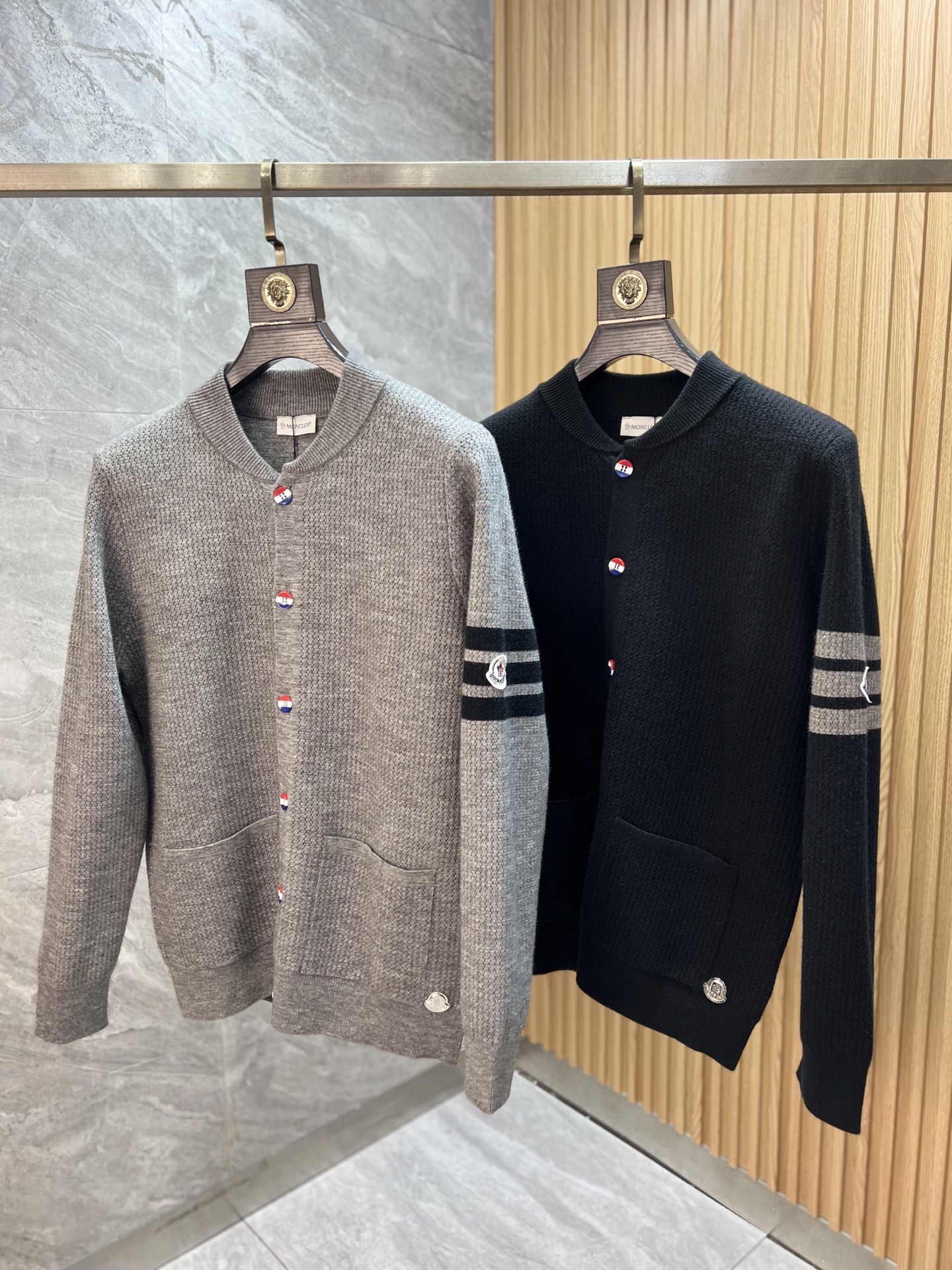 NO:644288,Moncler/Mongolian New Products for Autumn and Winter 2025 Complete with Three Standards Cardigans and Thickened Woolen Sweaters Good products that don’t need too much introduction. Look at the details. Counter size M-XXXL 175/140 Recommended L, Moncler, alexander wang19860909Moncler/蒙口 2025年秋冬新品上新 三标齐全 开衫加厚羊毛衫 好货不用过多介绍 看细节 专柜码数M-XXXL 175/140建议L,,Moncler,alexander wang,Men's clothing