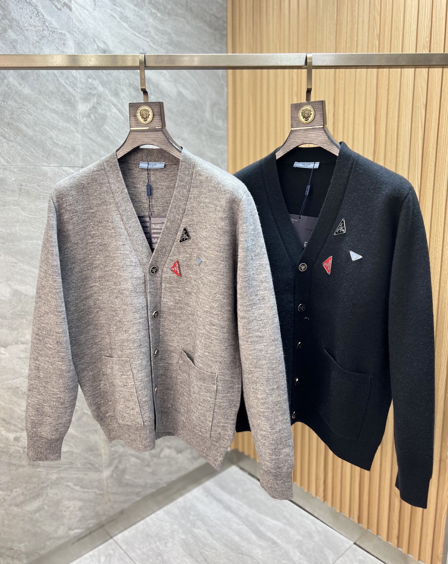 NO:644291,Prada/Prada 2025 new autumn and winter new products, complete with three labels, cardigan and thick woolen sweater, good products need no introduction, look at the details, counter size M-XXXL 175/140, recommended L,, prada, prada, alexander wang19860909Prada/普拉达 2025年秋冬新品上新 三标齐全 开衫加厚羊毛衫 好货不用过多介绍 看细节 专柜码数M-XXXL 175/140建议L,,prada,prada,alexander wang,Men's clothing